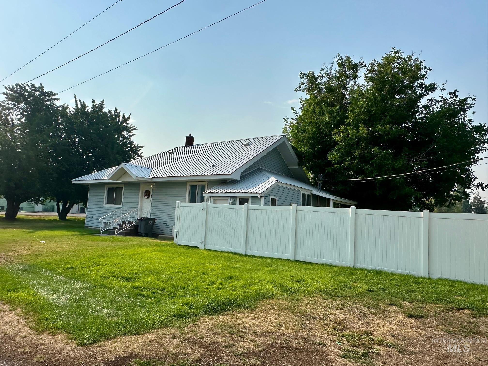 307 Birch St S, Kimberly, Idaho 83341, 2 Bedrooms, 2 Bathrooms, Residential Income For Sale, Price $412,000,MLS 98995587