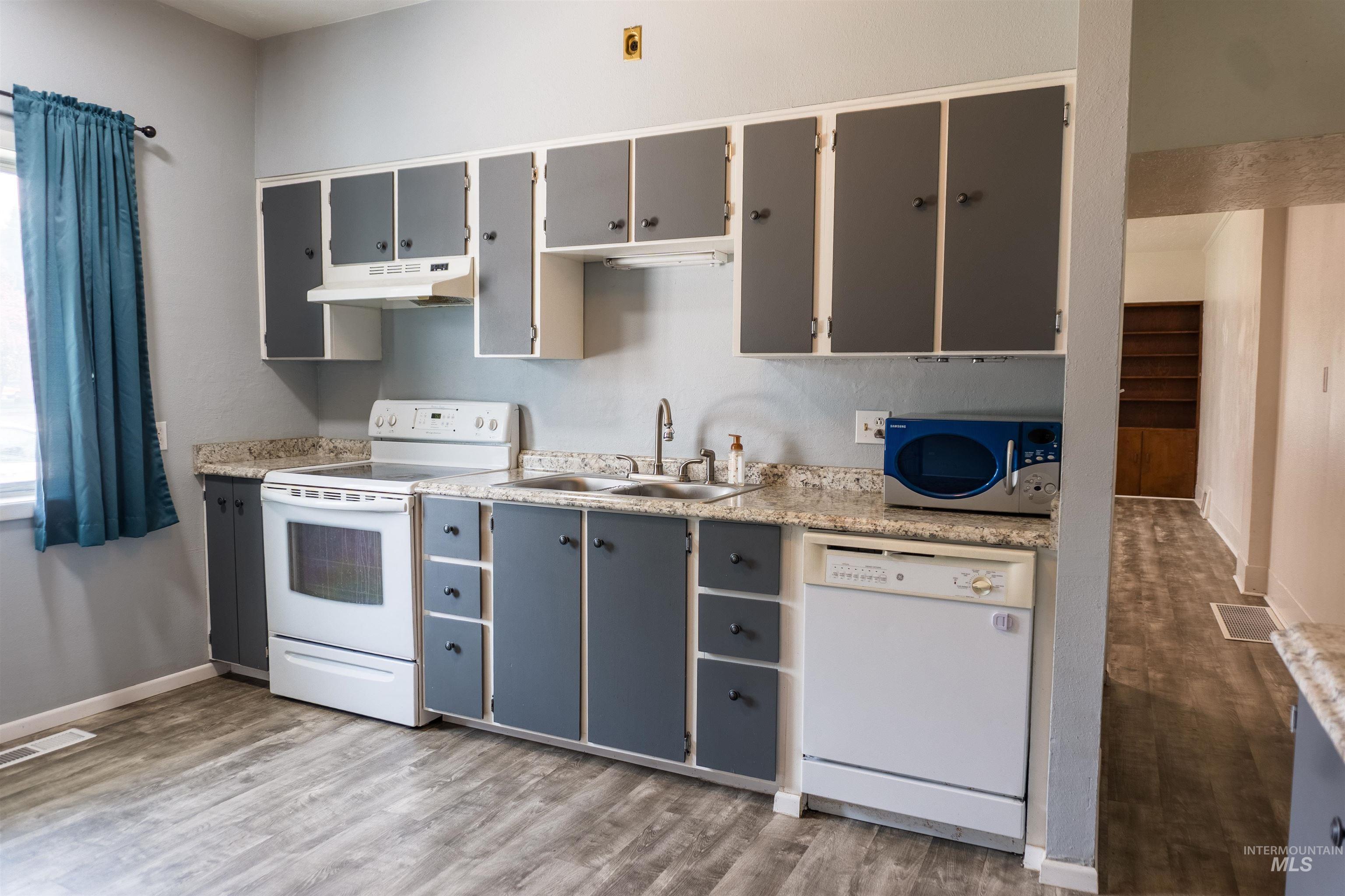 307 Birch St S, Kimberly, Idaho 83341, 2 Bedrooms, 2 Bathrooms, Residential Income For Sale, Price $412,000,MLS 98995587