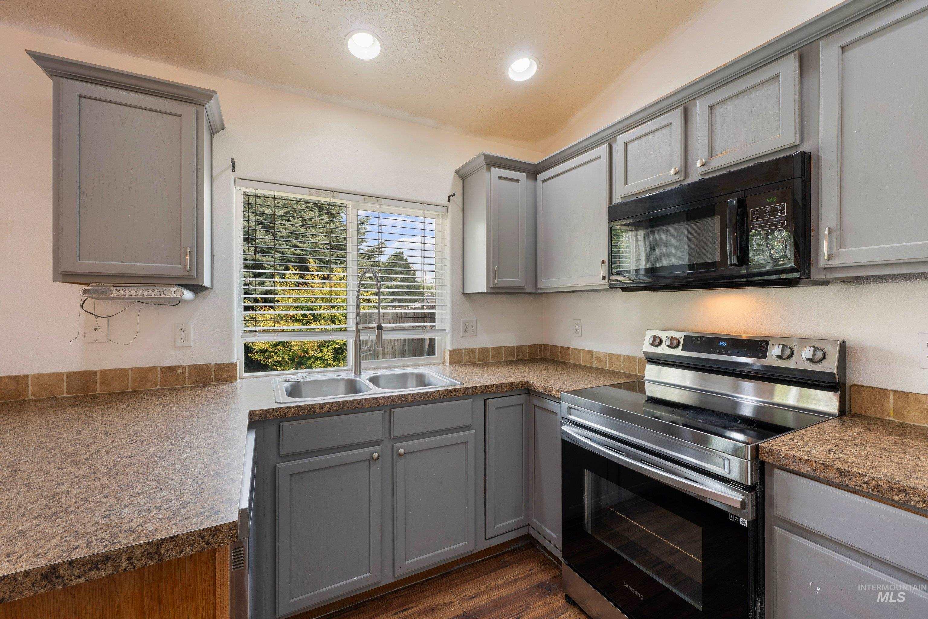 16711 Frisco Ave., Caldwell, Idaho 83607, 3 Bedrooms, 2.5 Bathrooms, Residential For Sale, Price $319,900, 98995588