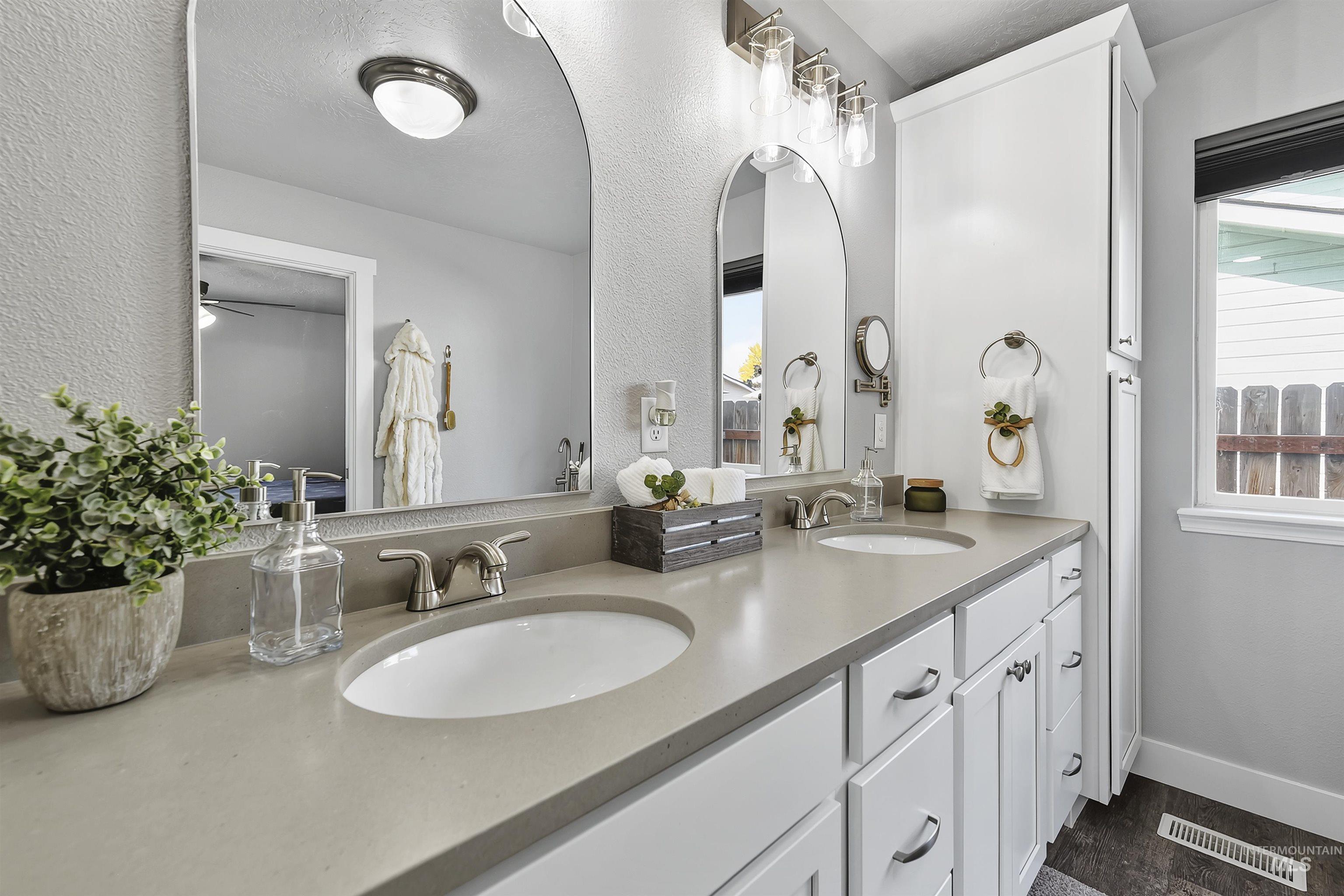 890 W Pennwood St, Meridian, Idaho 83642, 5 Bedrooms, 3 Bathrooms, Residential For Sale, Price $529,500,MLS 98995593
