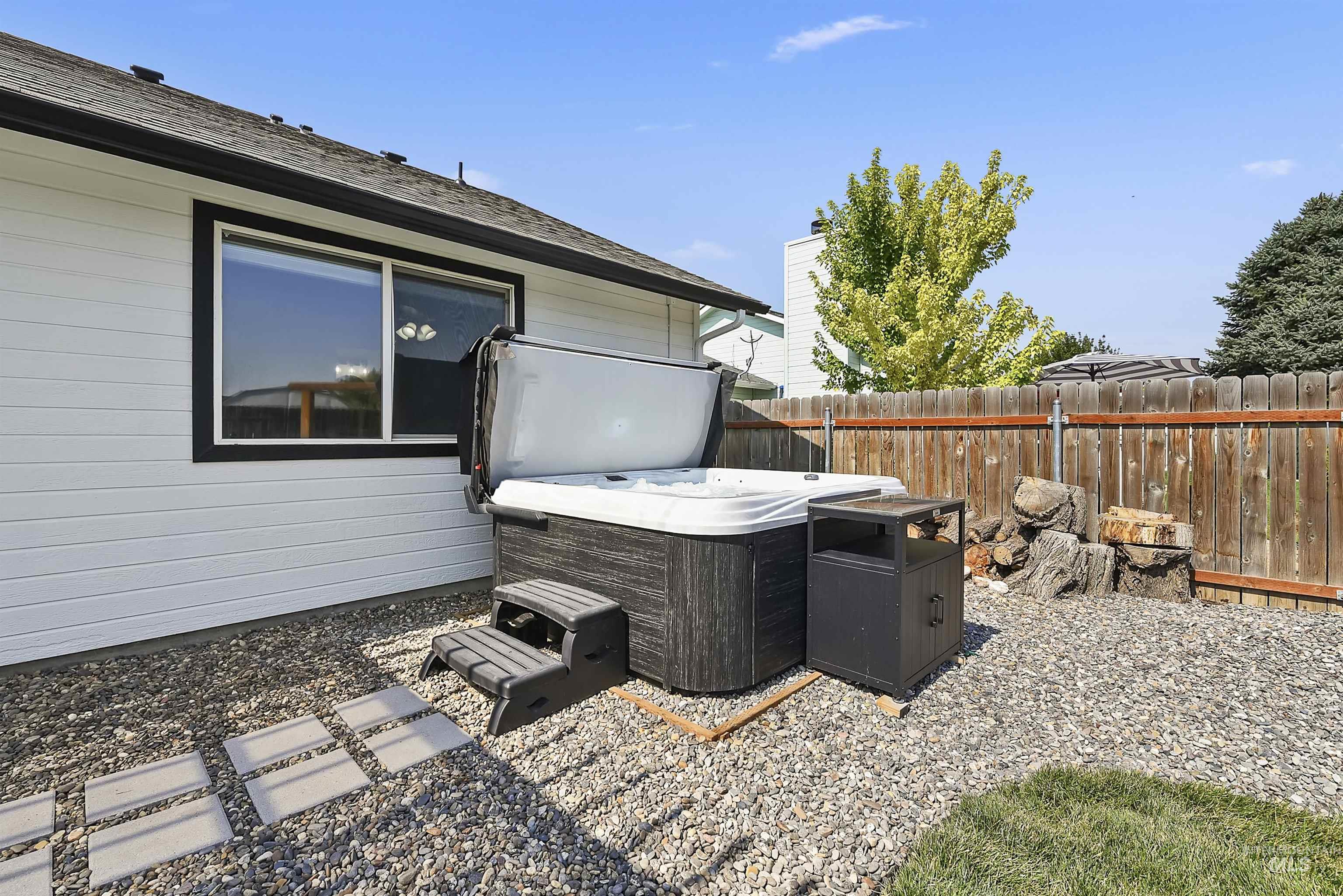 890 W Pennwood St, Meridian, Idaho 83642, 5 Bedrooms, 3 Bathrooms, Residential For Sale, Price $529,500,MLS 98995593