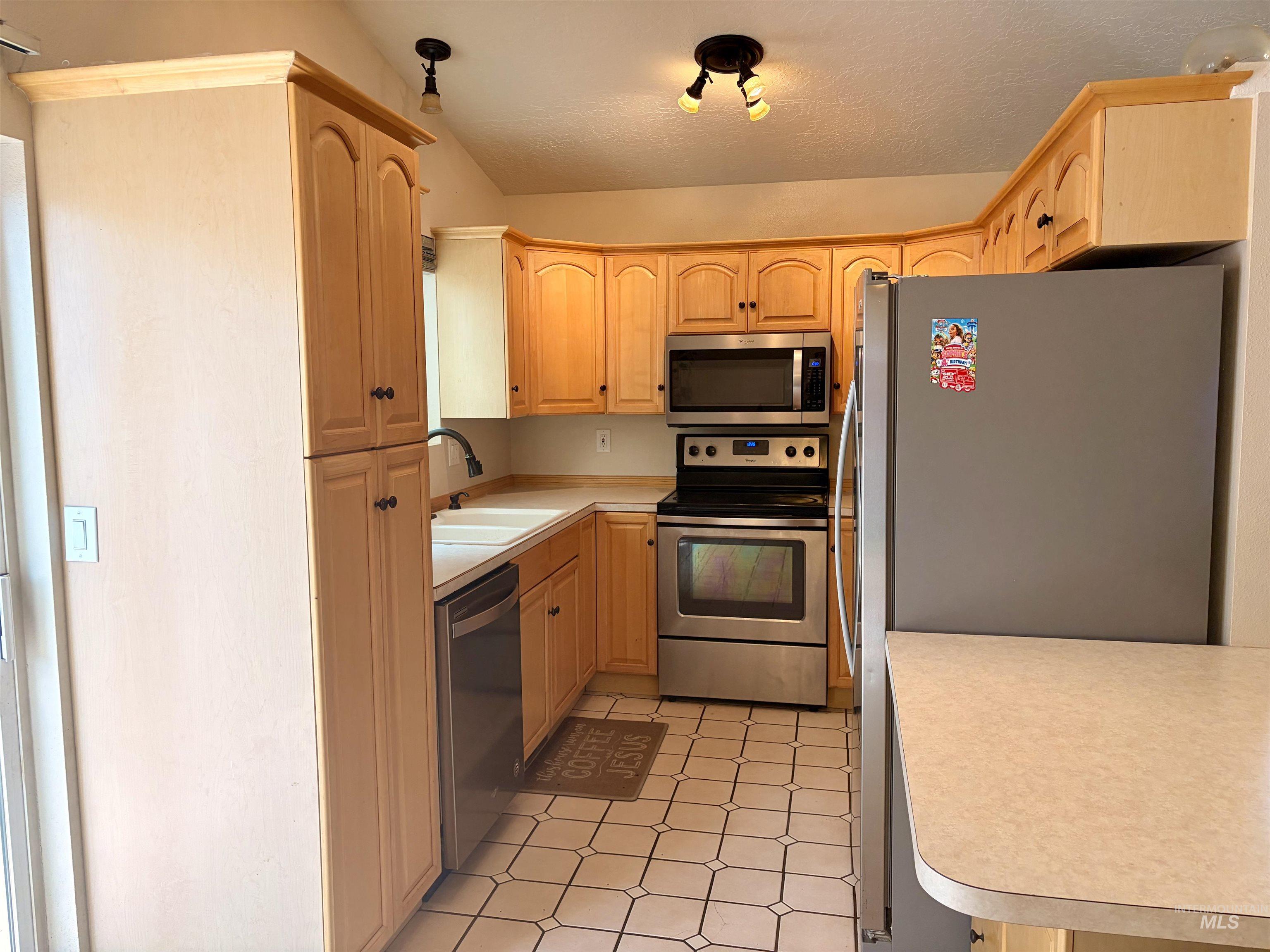 930 Sparks Street North, Twin Falls, Idaho 83301, 2 Bedrooms, 2 Bathrooms, Residential For Sale, Price $324,900, 98995594