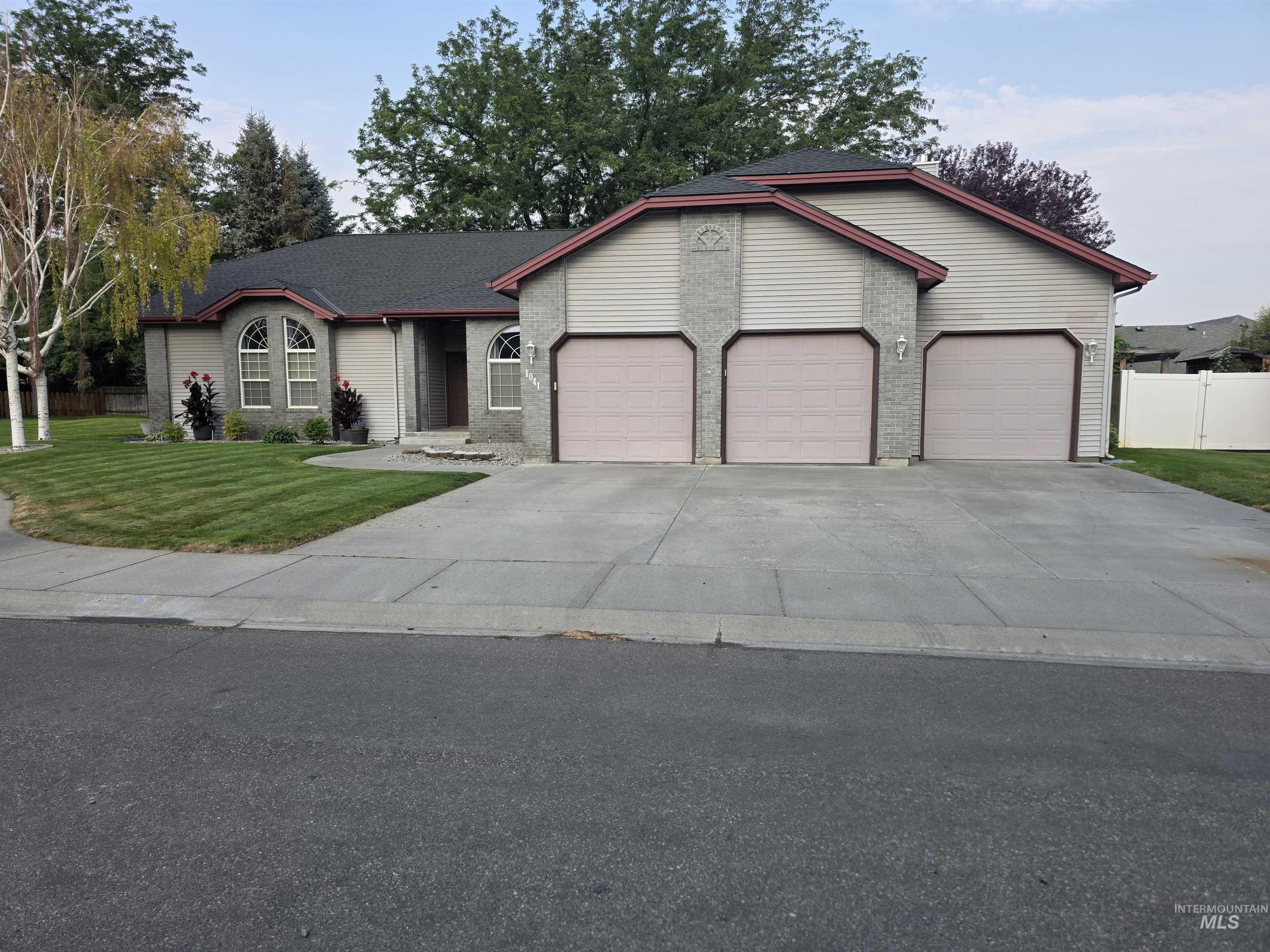 1041 Warm Springs PL, Twin Falls, Idaho 83301, 4 Bedrooms, 2.5 Bathrooms, Residential For Sale, Price $619,900,MLS 98995624