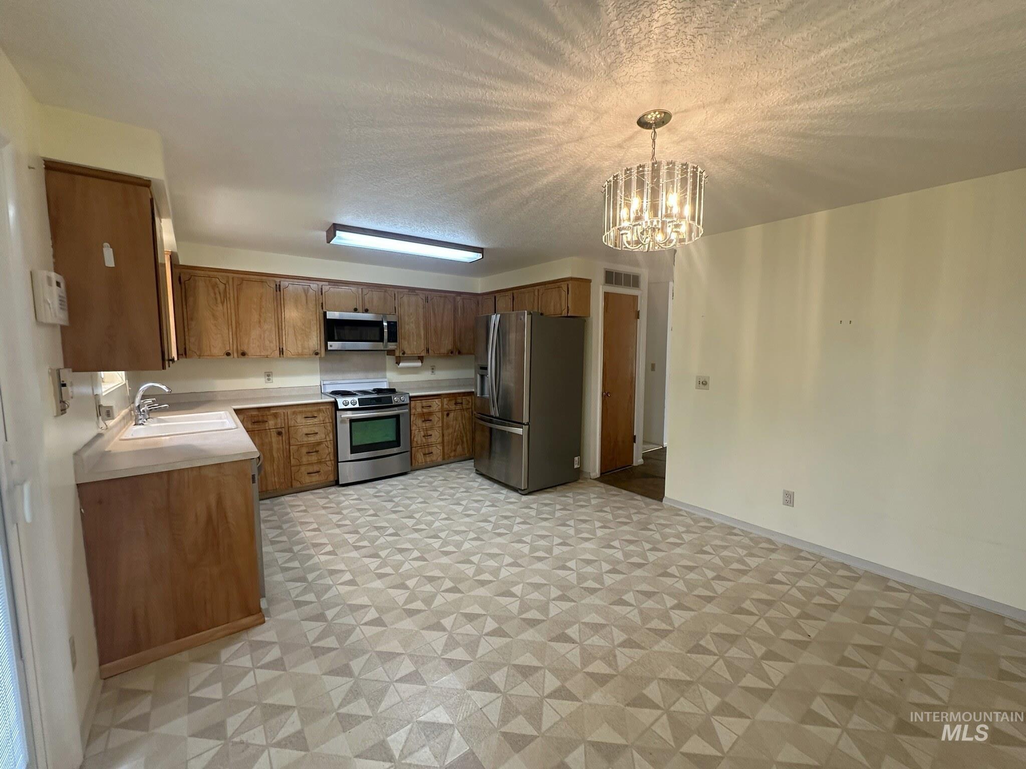4821 N Parkwood, Boise, Idaho 83704, 3 Bedrooms, 2.5 Bathrooms, Residential For Sale, Price $429,900,MLS 98995724