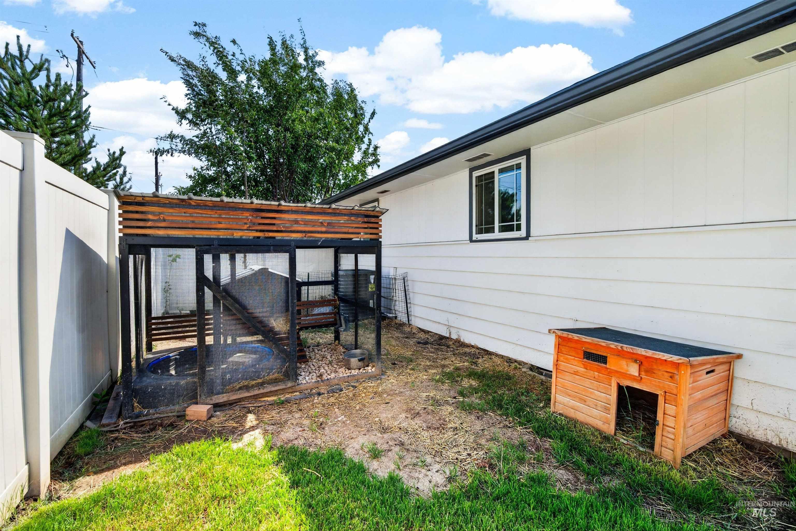 7100 W Poplar Street, Boise, Idaho 83704, 3 Bedrooms, 1.5 Bathrooms, Residential For Sale, Price $459,000,MLS 98995747