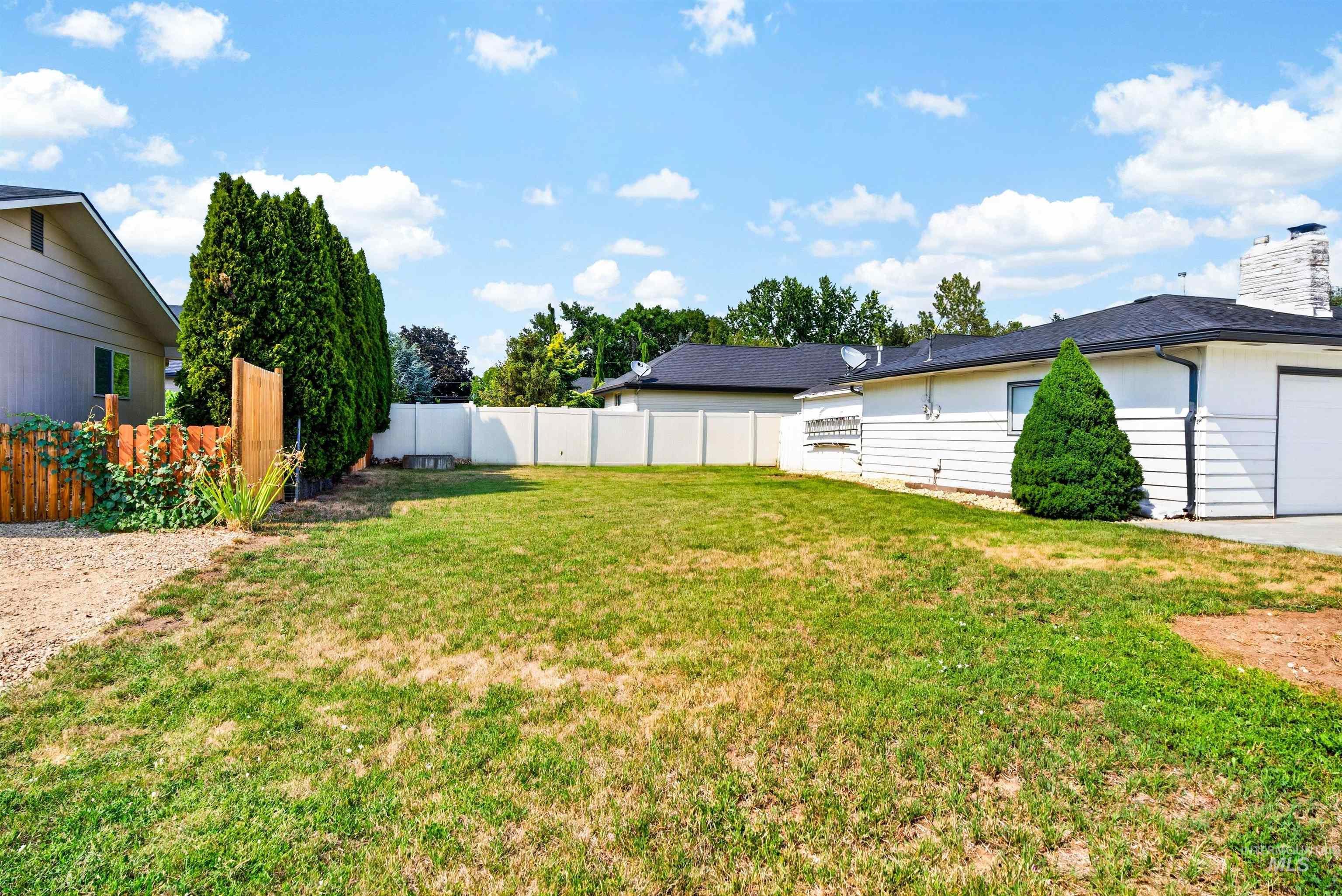 7100 W Poplar Street, Boise, Idaho 83704, 3 Bedrooms, 1.5 Bathrooms, Residential For Sale, Price $459,000,MLS 98995747