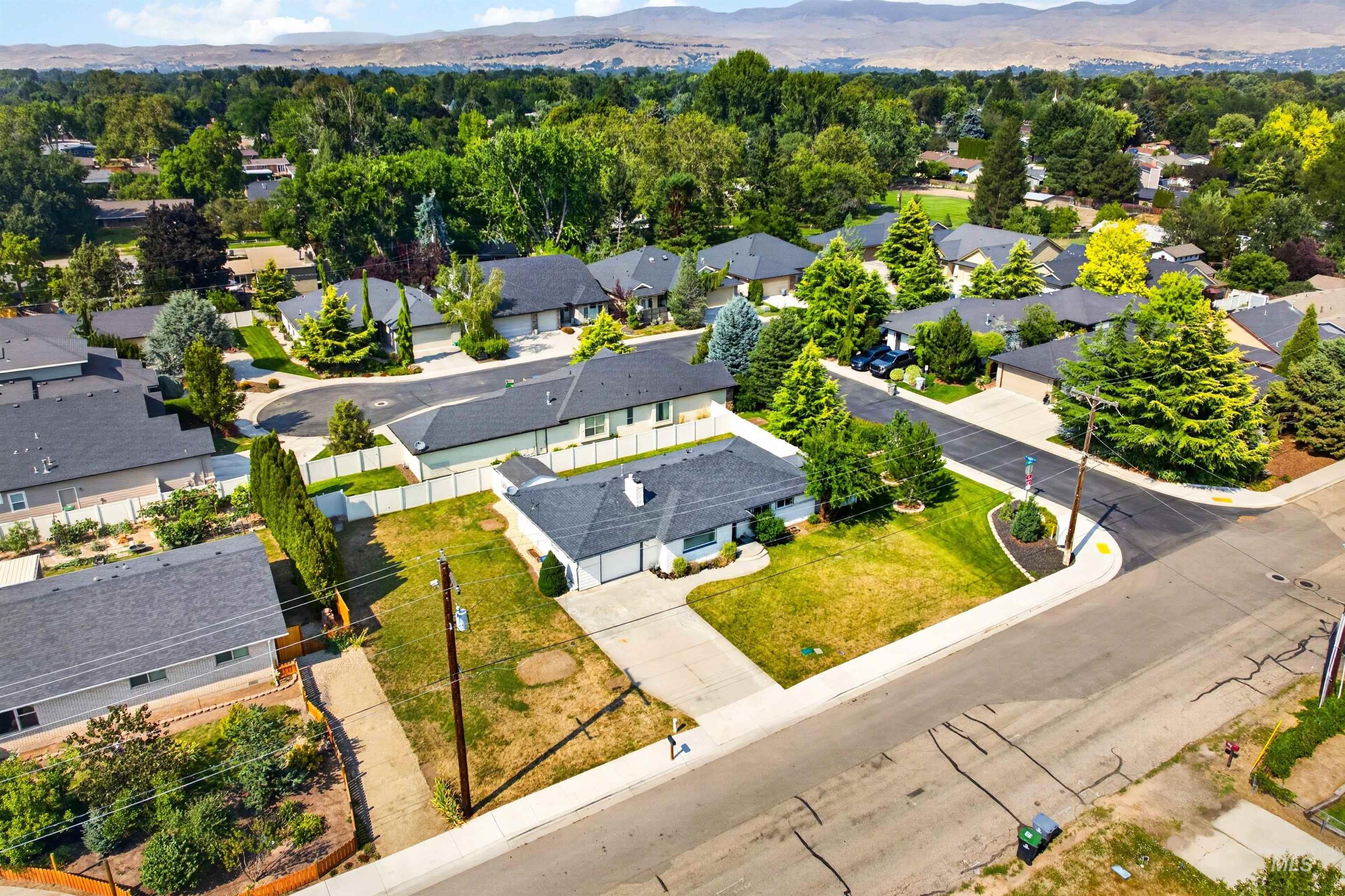 7100 W Poplar Street, Boise, Idaho 83704, 3 Bedrooms, 1.5 Bathrooms, Residential For Sale, Price $459,000,MLS 98995747