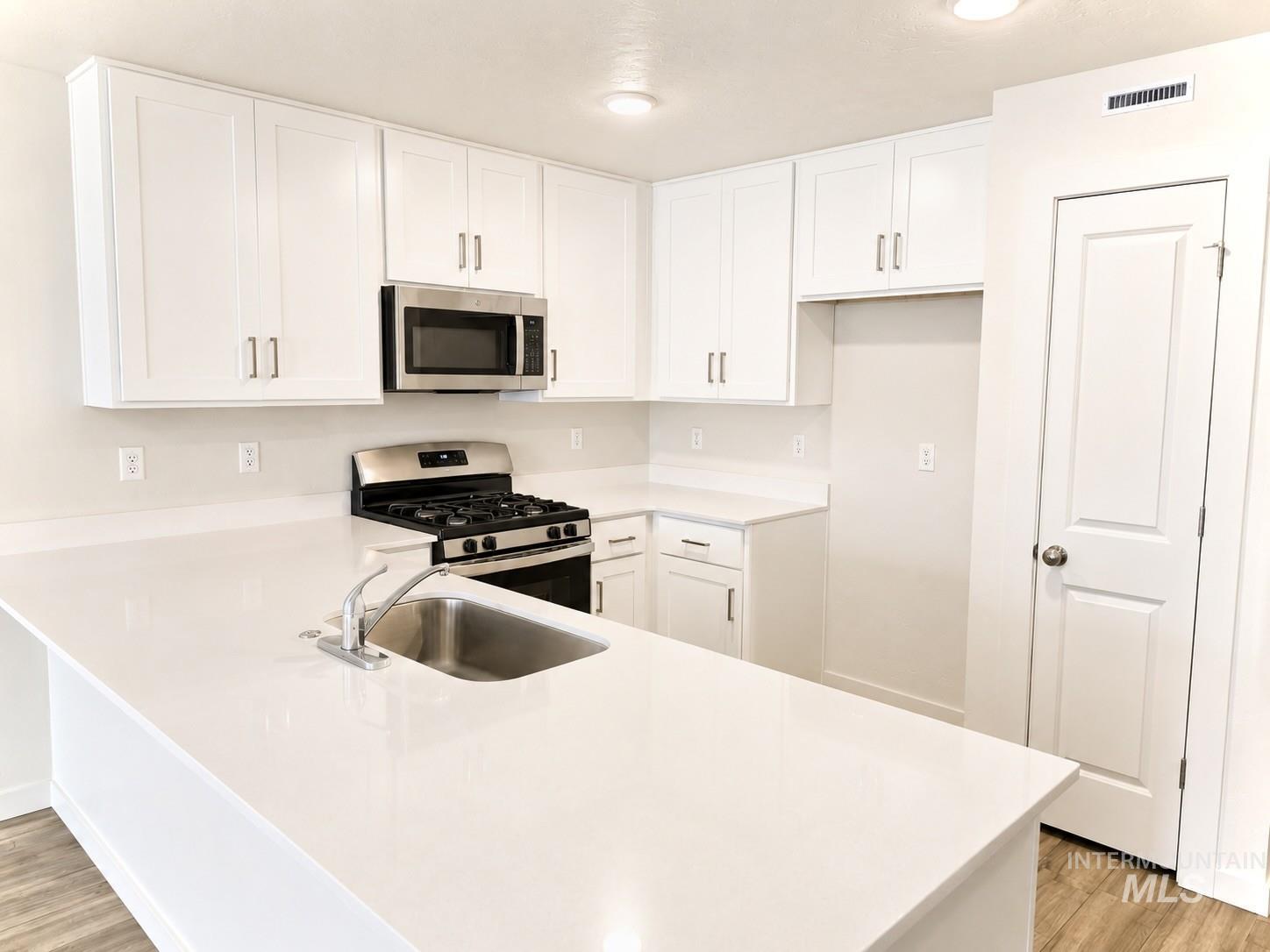 3305 E Mossy Rock ct., Nampa, Idaho 83686, 4 Bedrooms, 2.5 Bathrooms, Residential For Sale, Price $415,000,MLS 98995831