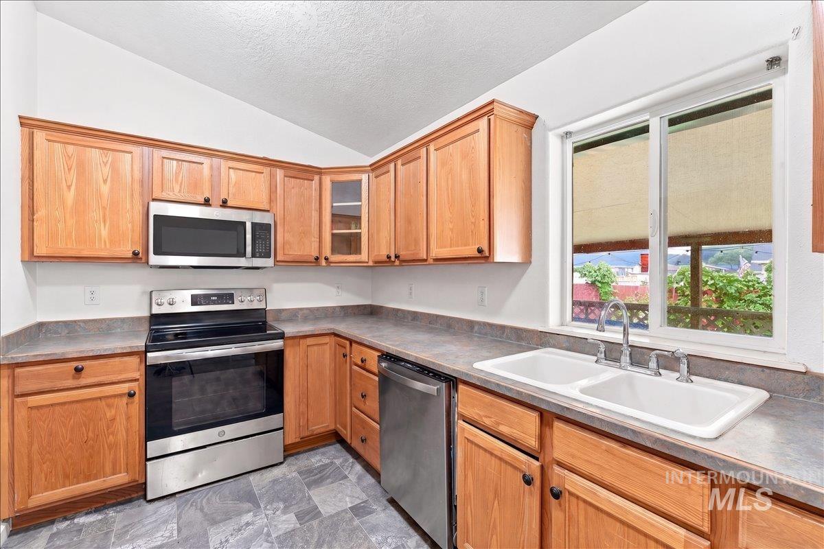 30 Maple Dr, Weiser, Idaho 83672, 3 Bedrooms, 2 Bathrooms, Residential For Sale, Price $365,000,MLS 98995866