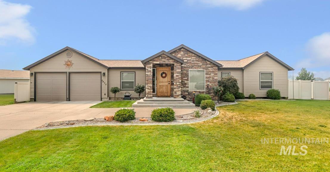 1811 W St, Heyburn, Idaho 83336, 4 Bedrooms, 3 Bathrooms, Residential For Sale, Price $439,000,MLS 98995902