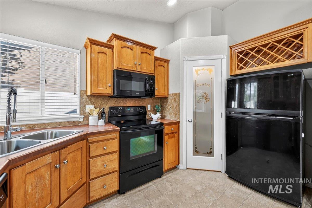 2710 W Crossland, Meridian, Idaho 83646, 4 Bedrooms, 2.5 Bathrooms, Residential For Sale, Price $550,000,MLS 98995915