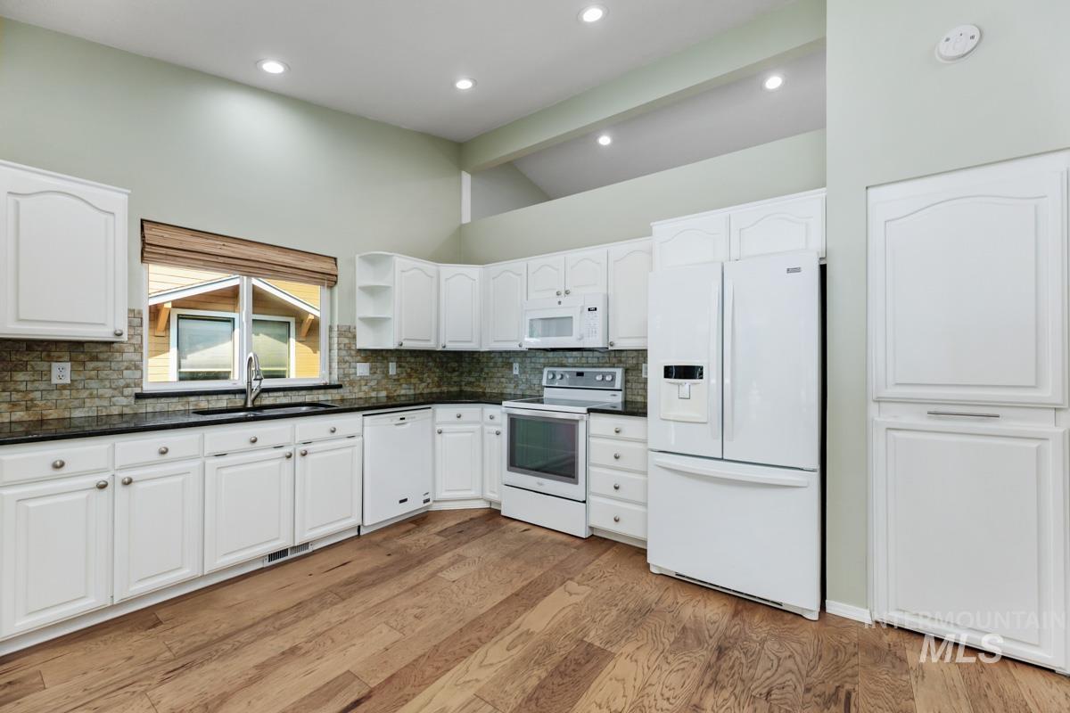 8377 W Willowdale Drive, Garden City, Idaho 83714, 2 Bedrooms, 2 Bathrooms, Residential For Sale, Price $479,900,MLS 98996018