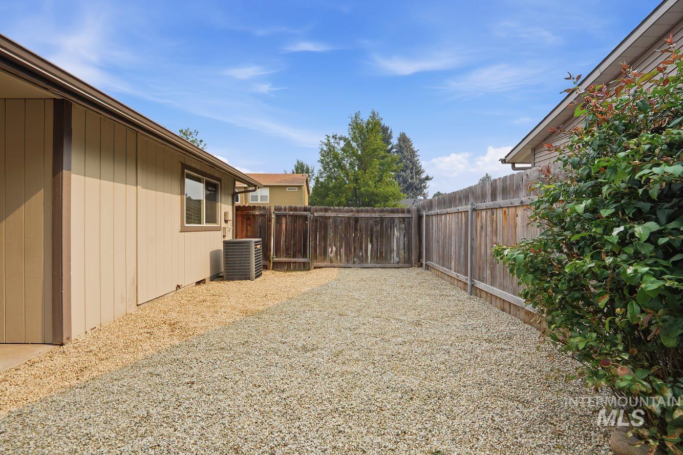 1610 S Londoner Ave, Boise, Idaho 83706, 2 Bedrooms, 1 Bathroom, Residential Income For Sale, Price $595,000, 98996060