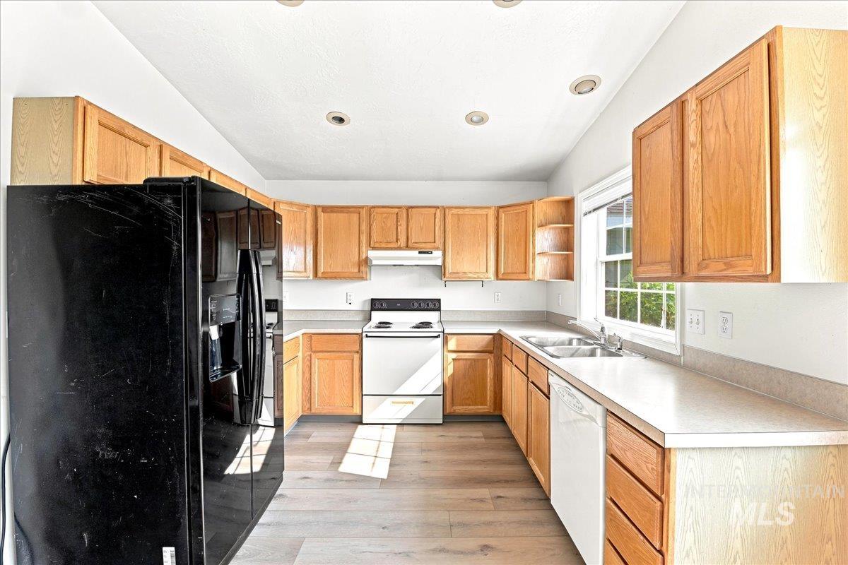 1921 Arcata Way, Ontario, Oregon 97914, 2 Bedrooms, 2 Bathrooms, Residential Income For Sale, Price $390,000, 98996085