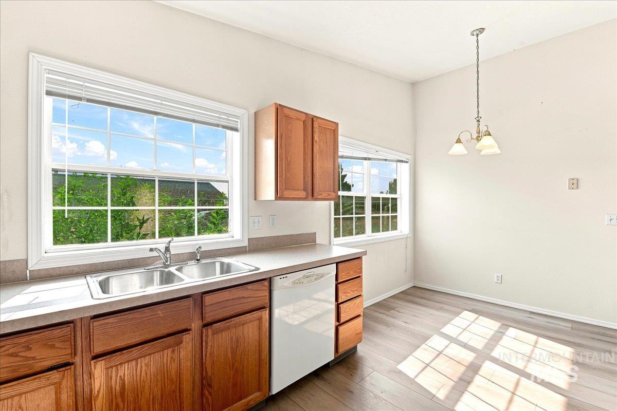 1921 Arcata Way, Ontario, Oregon 97914, 2 Bedrooms, 2 Bathrooms, Residential Income For Sale, Price $390,000, 98996085