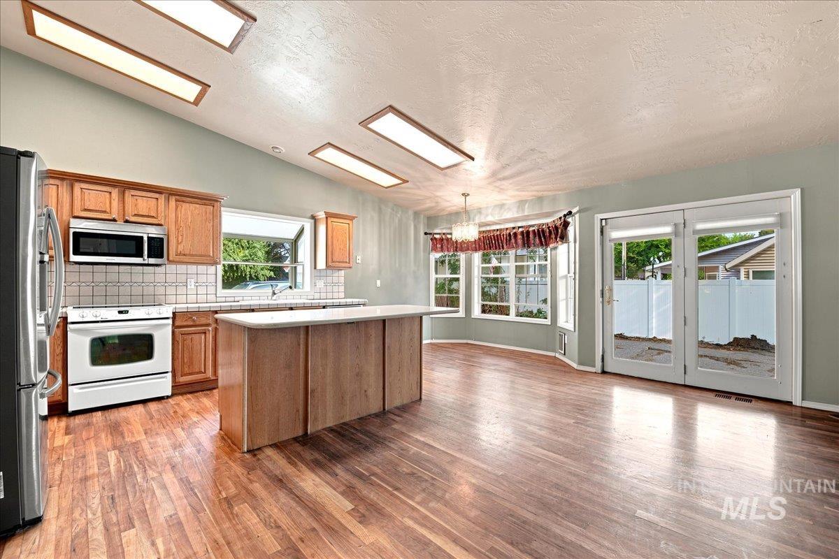 1921 Arcata Way, Ontario, Oregon 97914, 2 Bedrooms, 2 Bathrooms, Residential Income For Sale, Price $390,000, 98996085