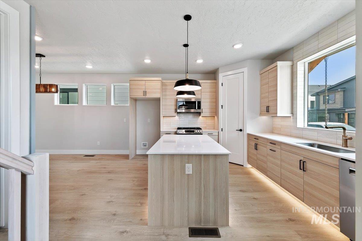 45 N Feather Reed Ave., Meridian, Idaho 83642, 3 Bedrooms, 2.5 Bathrooms, Residential For Sale, Price $549,900,MLS 98996248