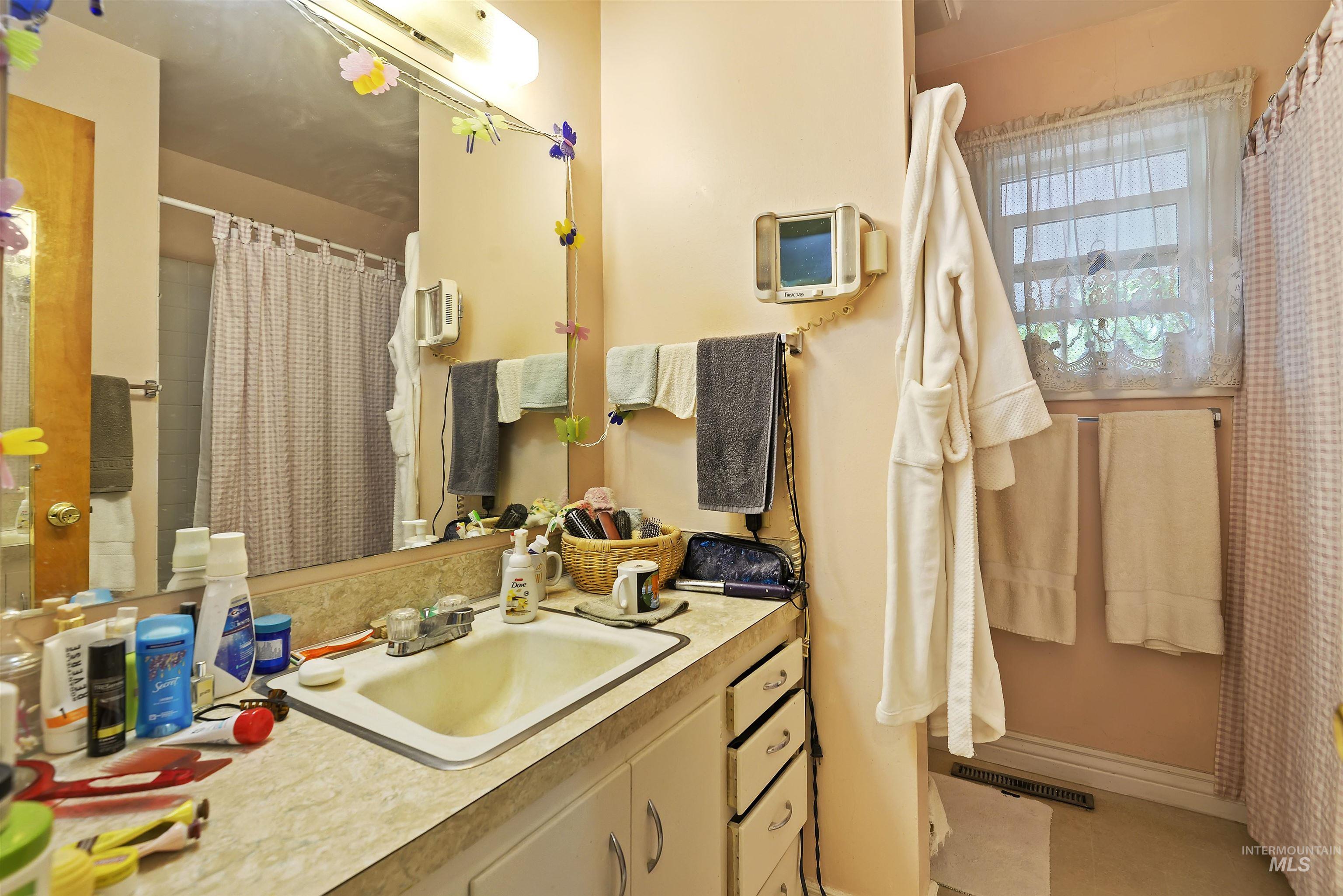 1206 S Owyhee St., Boise, Idaho 83705, 2 Bedrooms, 1 Bathroom, Residential Income For Sale, Price $725,000,MLS 98996262