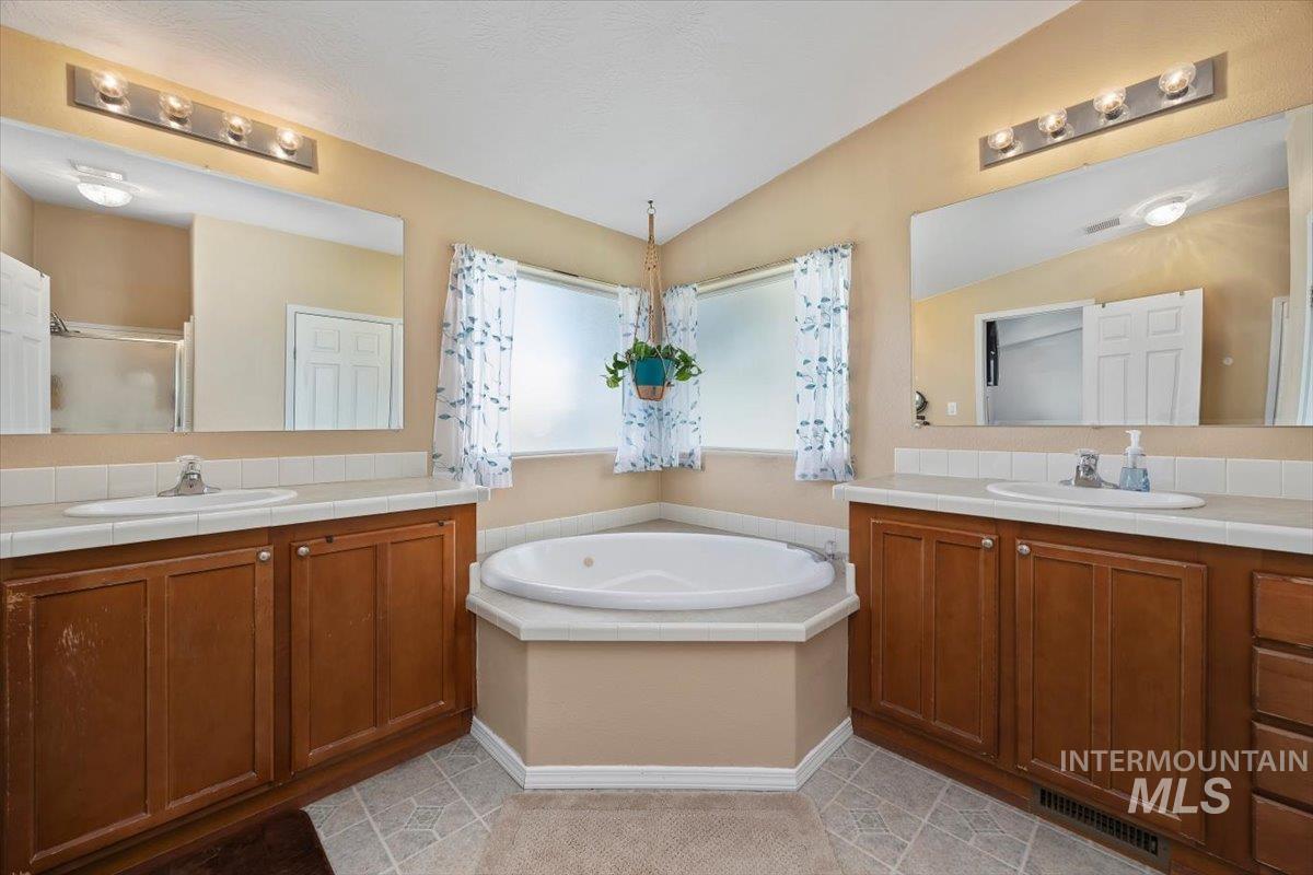 2048 E 3050 S, Wendell, Idaho 83355, 3 Bedrooms, 2 Bathrooms, Residential For Sale, Price $514,999, 98996287