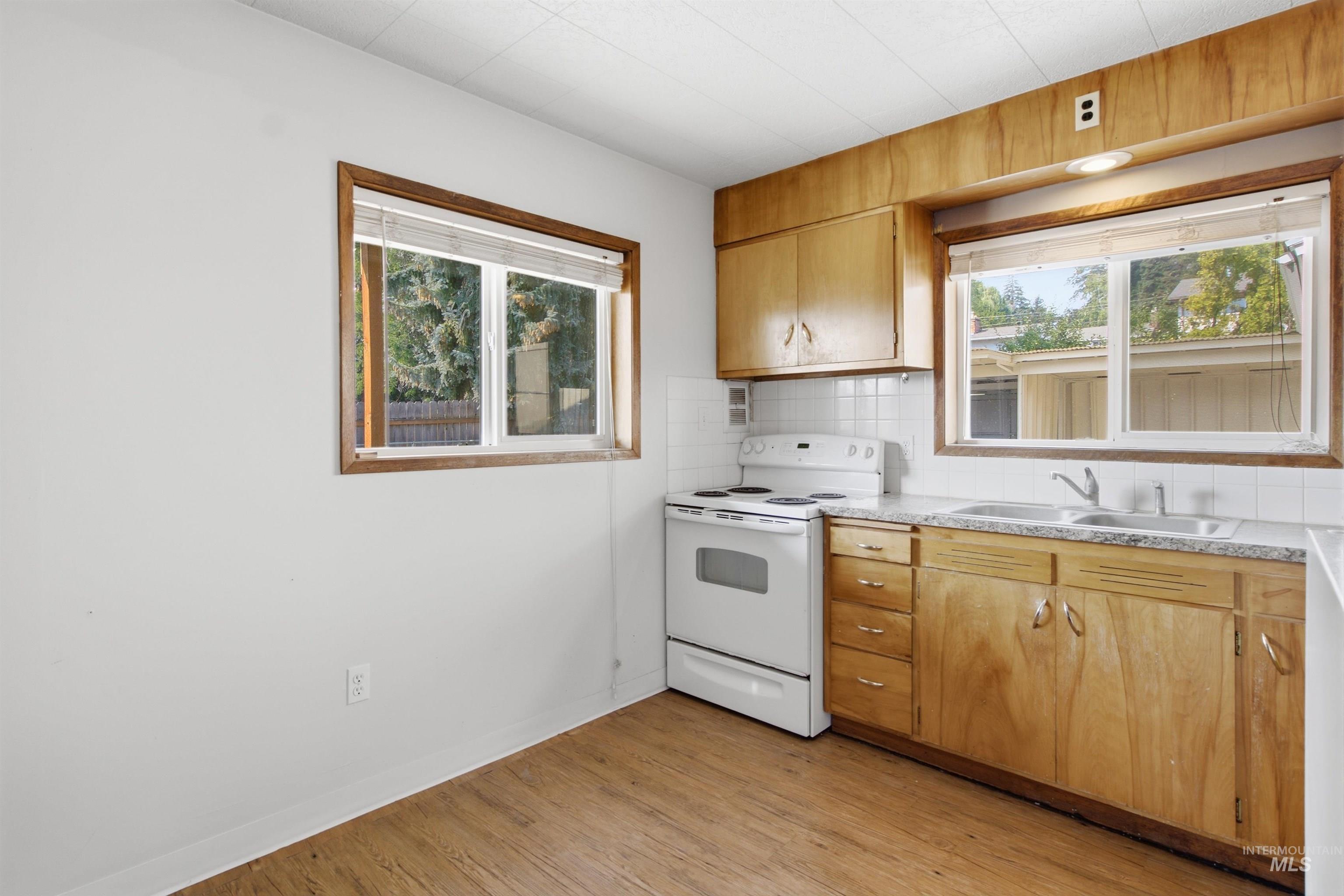 923 N Cleveland St, Moscow, Idaho 83843, 4 Bedrooms, 3 Bathrooms, Residential For Sale, Price $455,000, 98996300