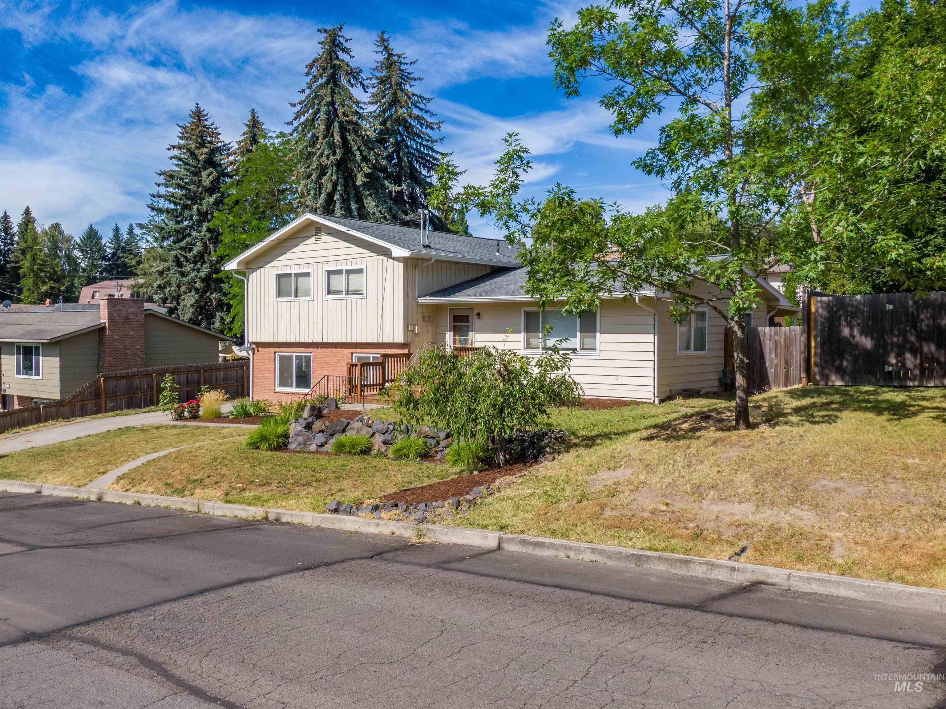 923 N Cleveland St, Moscow, Idaho 83843, 4 Bedrooms, 3 Bathrooms, Residential For Sale, Price $455,000, 98996300