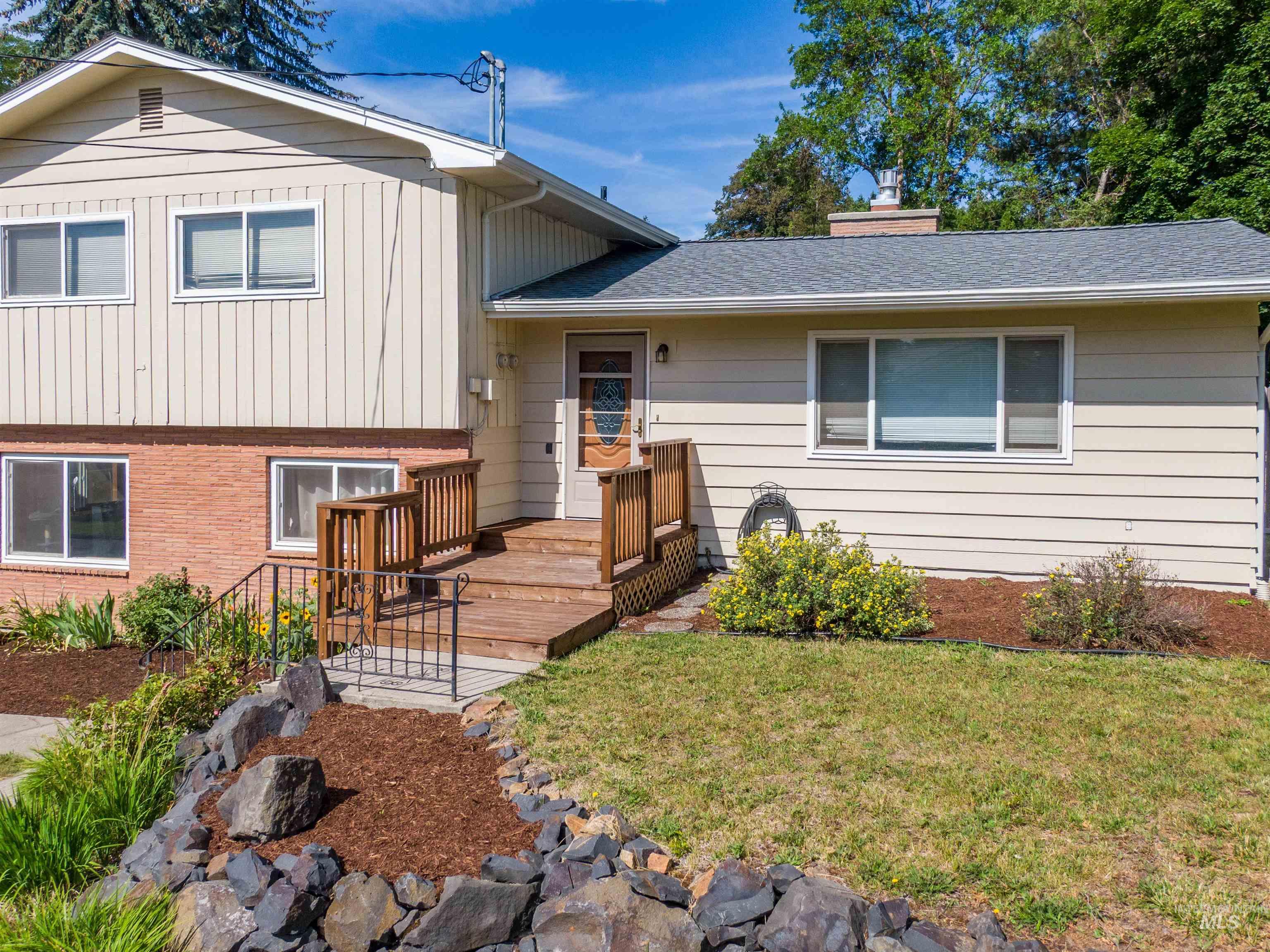 923 N Cleveland St, Moscow, Idaho 83843, 4 Bedrooms, 3 Bathrooms, Residential For Sale, Price $455,000, 98996300