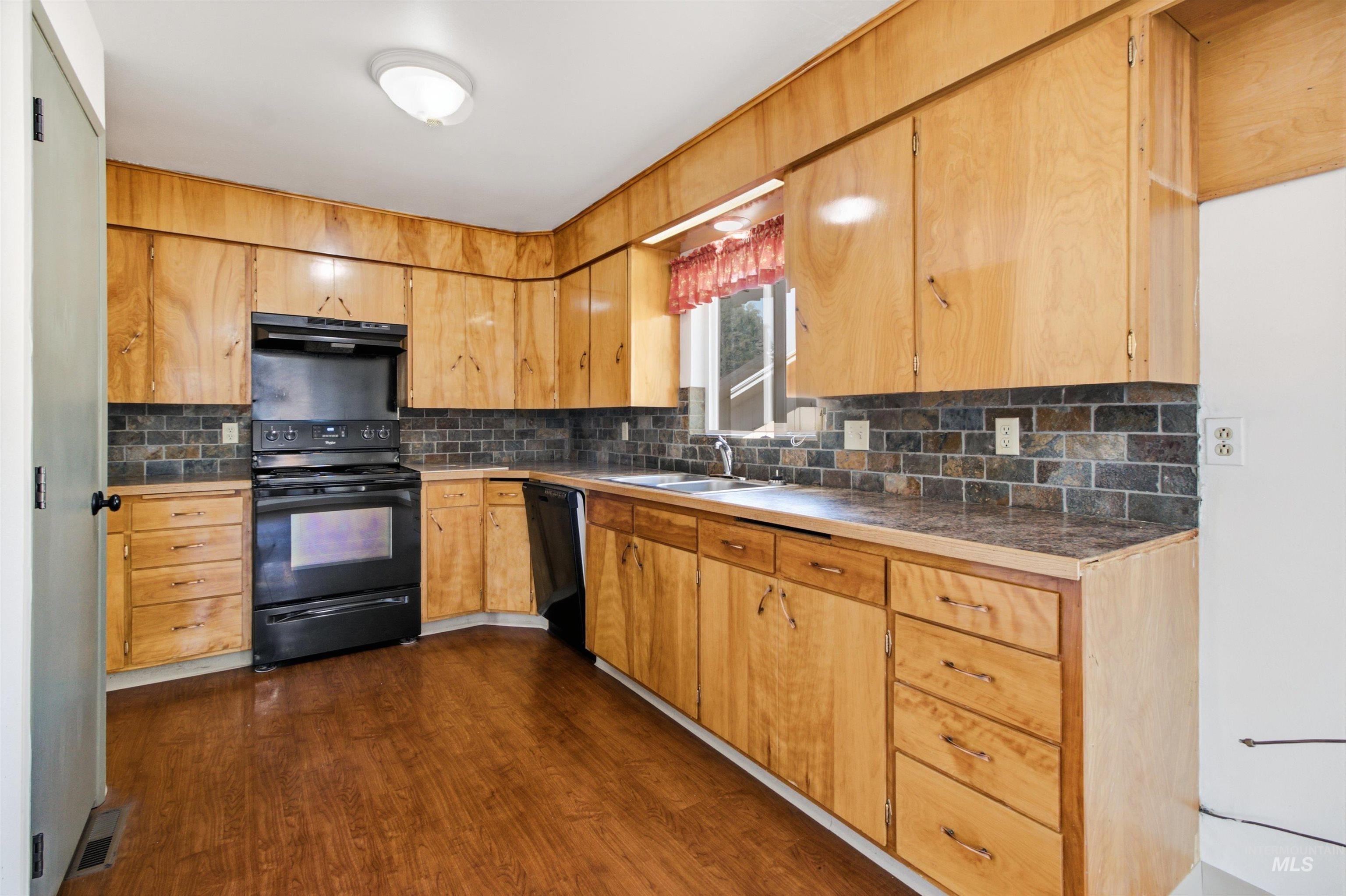 923 N Cleveland St, Moscow, Idaho 83843, 4 Bedrooms, 3 Bathrooms, Residential For Sale, Price $455,000, 98996300