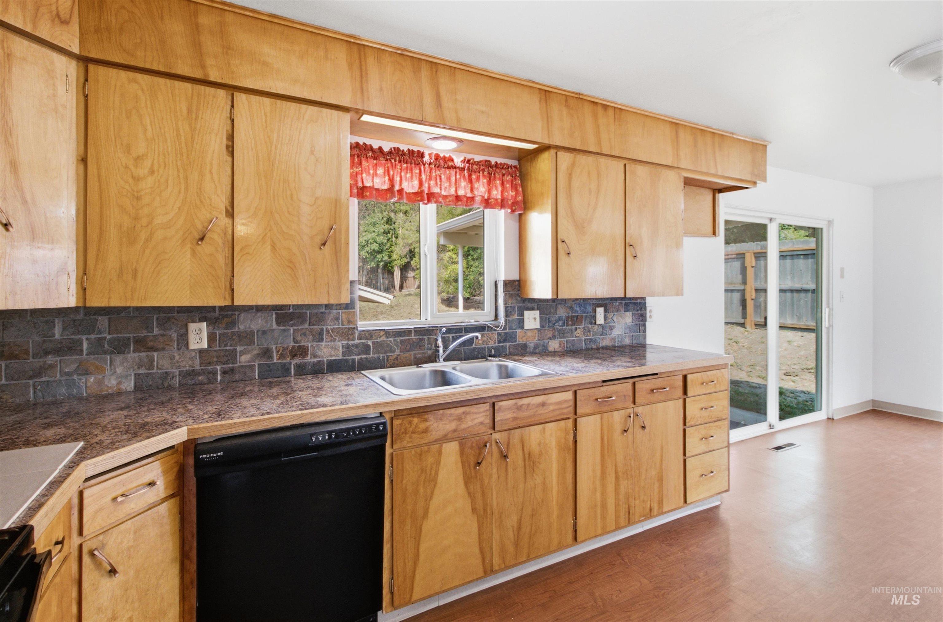 923 N Cleveland St, Moscow, Idaho 83843, 4 Bedrooms, 3 Bathrooms, Residential For Sale, Price $455,000, 98996300