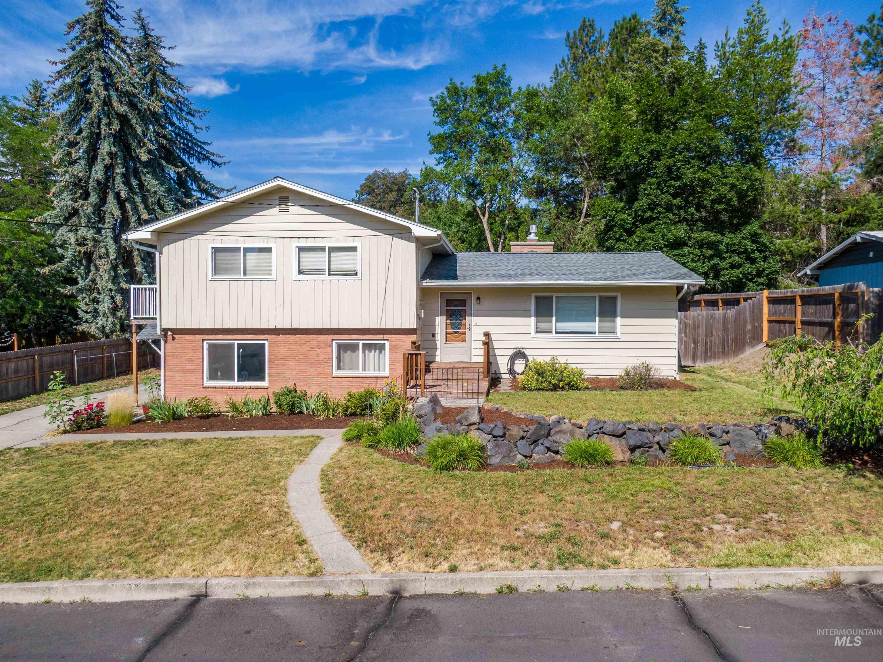 923 N Cleveland St, Moscow, Idaho 83843, 3 Bedrooms, 2 Bathrooms, Residential Income For Sale, Price $455,000, 98996301