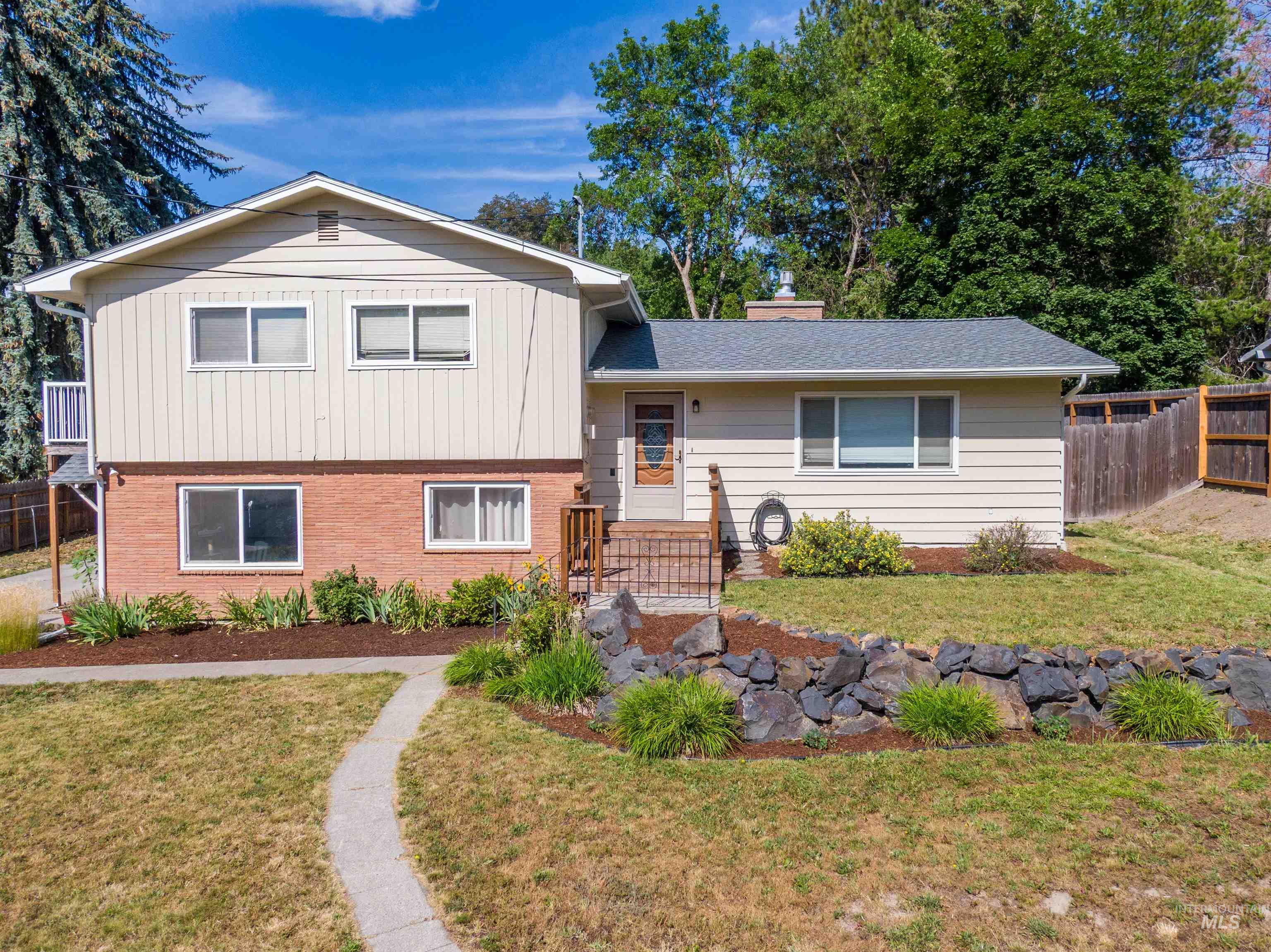 923 N Cleveland St, Moscow, Idaho 83843, 3 Bedrooms, 2 Bathrooms, Residential Income For Sale, Price $455,000, 98996301