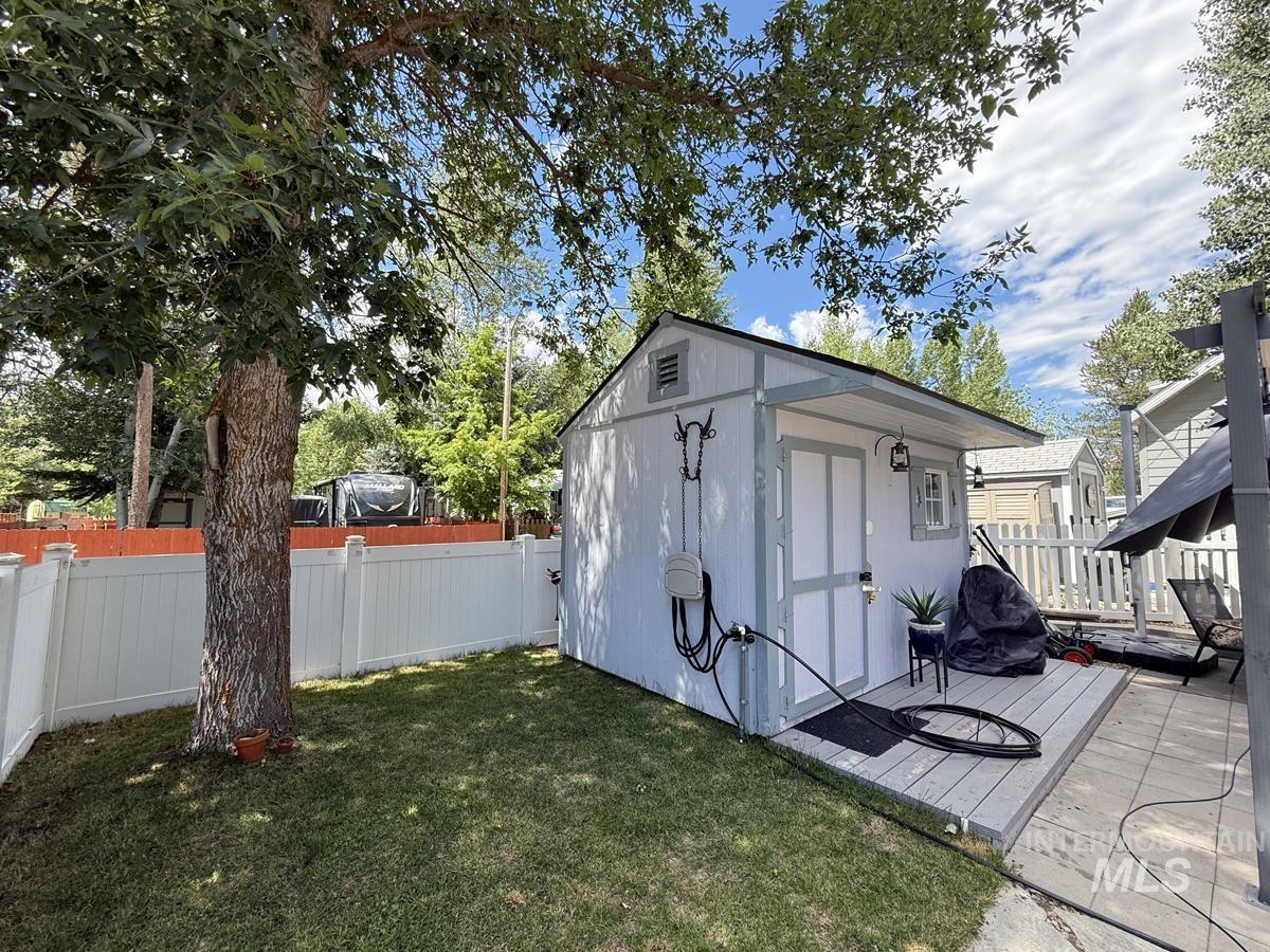 2 Q Street, Cascade, Idaho 83611, 1 Bedroom, 1.5 Bathrooms, Residential For Sale, Price $280,000, 98996310