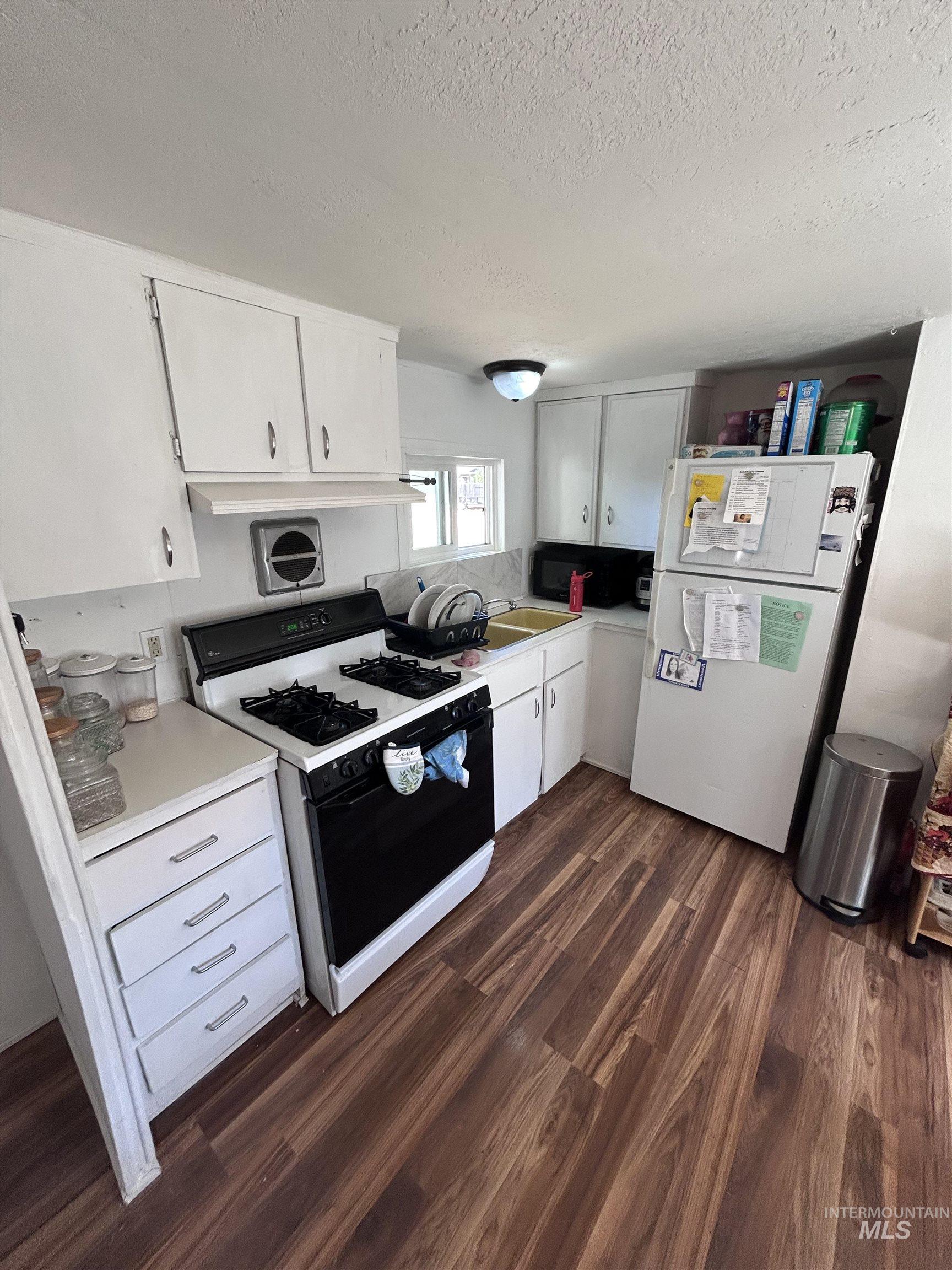 290 NE Pearl St, Mountain Home, Idaho 83647, 2 Bedrooms, 2 Bathrooms, Residential For Sale, Price $16,000, 98996313