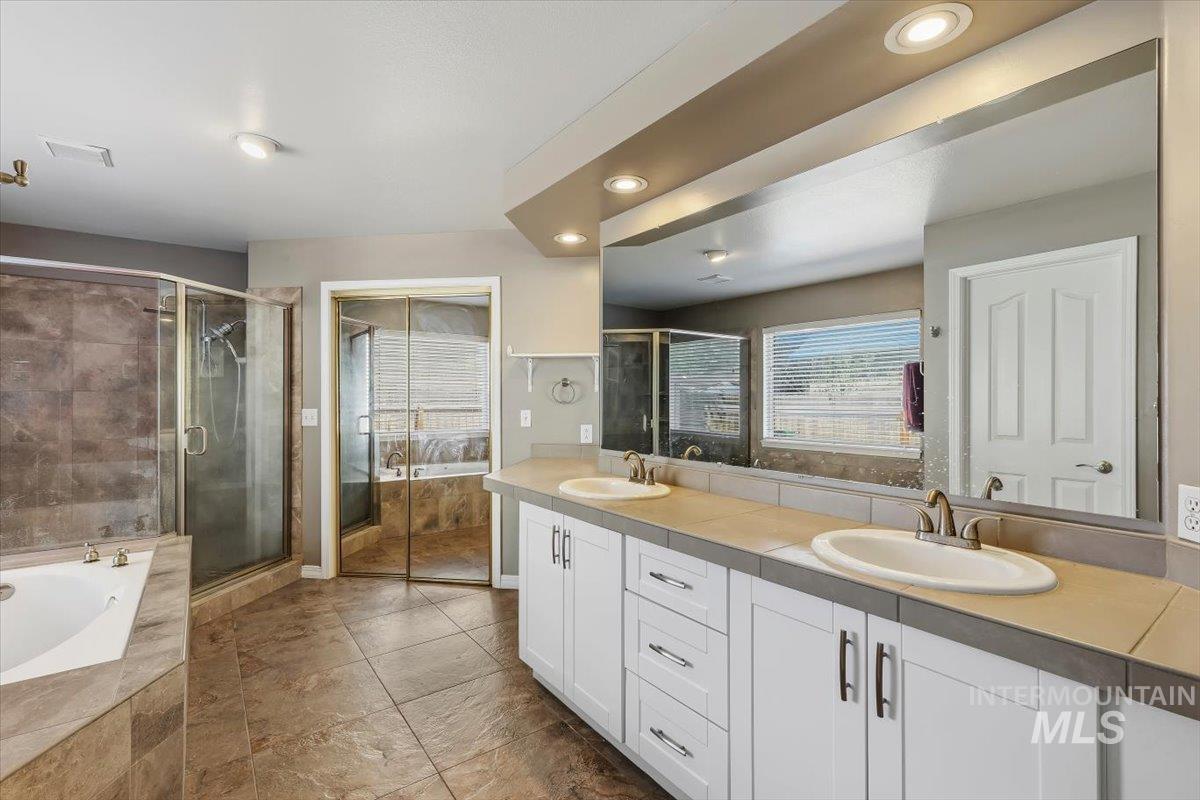 8001 W Innsbrook Ct, Boise, Idaho 83704, 5 Bedrooms, 2.5 Bathrooms, Residential For Sale, Price $724,900, 98996337