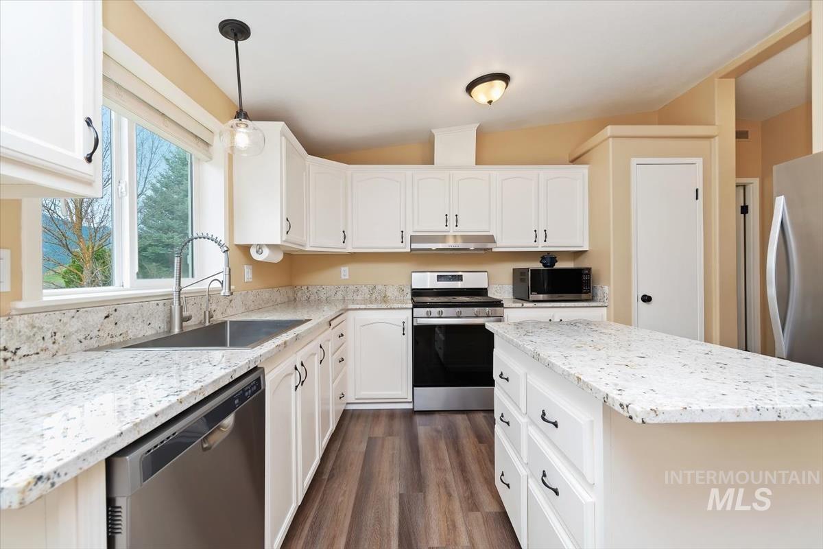 15 Granite Basin, Garden Valley, Idaho 83622, 3 Bedrooms, 2 Bathrooms, Residential For Sale, Price $525,000,MLS 98996341