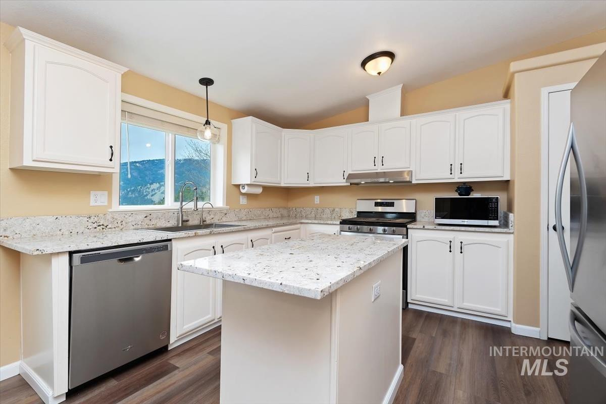 15 Granite Basin, Garden Valley, Idaho 83622, 3 Bedrooms, 2 Bathrooms, Residential For Sale, Price $525,000,MLS 98996341