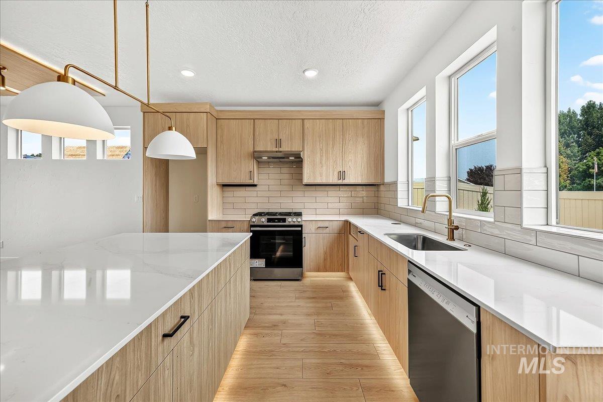 92 N Feather Reed Ave., Meridian, Idaho 83642, 3 Bedrooms, 2.5 Bathrooms, Residential For Sale, Price $609,900,MLS 98996350