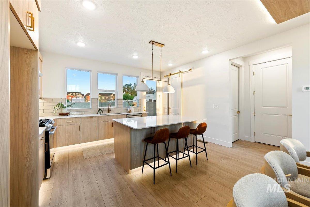92 N Feather Reed Ave., Meridian, Idaho 83642, 3 Bedrooms, 2.5 Bathrooms, Residential For Sale, Price $609,900,MLS 98996350