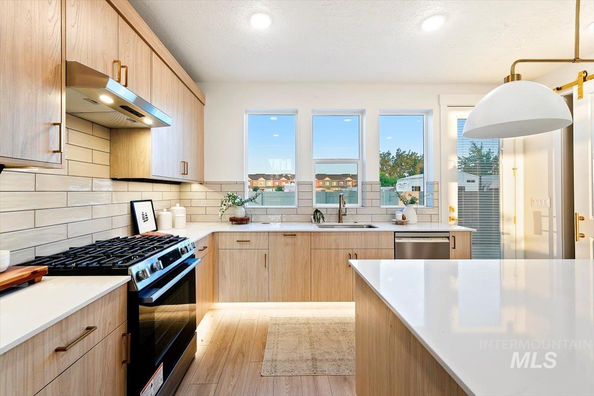 92 N Feather Reed Ave., Meridian, Idaho 83642, 3 Bedrooms, 2.5 Bathrooms, Residential For Sale, Price $609,900,MLS 98996350