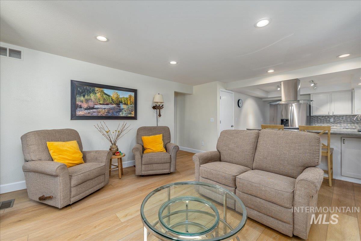 1740 E Ridgecrest Dr, Boise, Idaho 83712, 4 Bedrooms, 2.5 Bathrooms, Residential For Sale, Price $789,900,MLS 98996391