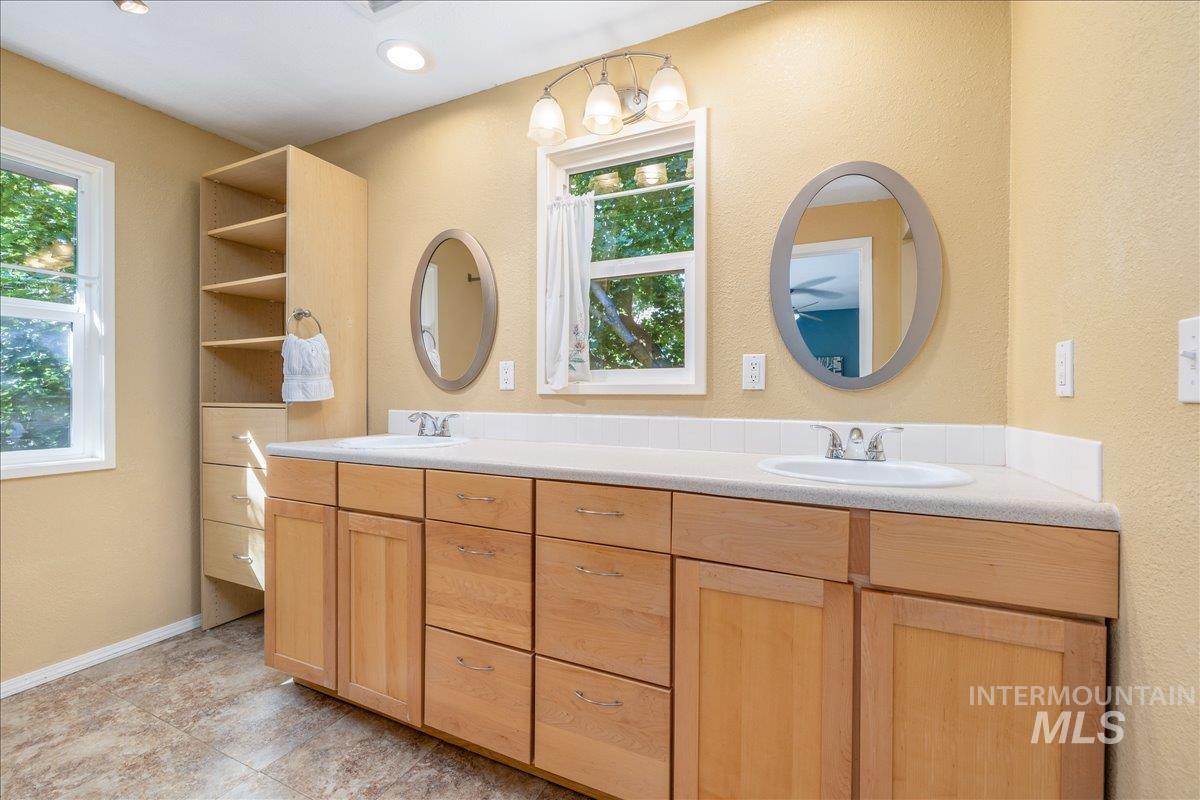 1740 E Ridgecrest Dr, Boise, Idaho 83712, 4 Bedrooms, 2.5 Bathrooms, Residential For Sale, Price $789,900,MLS 98996391
