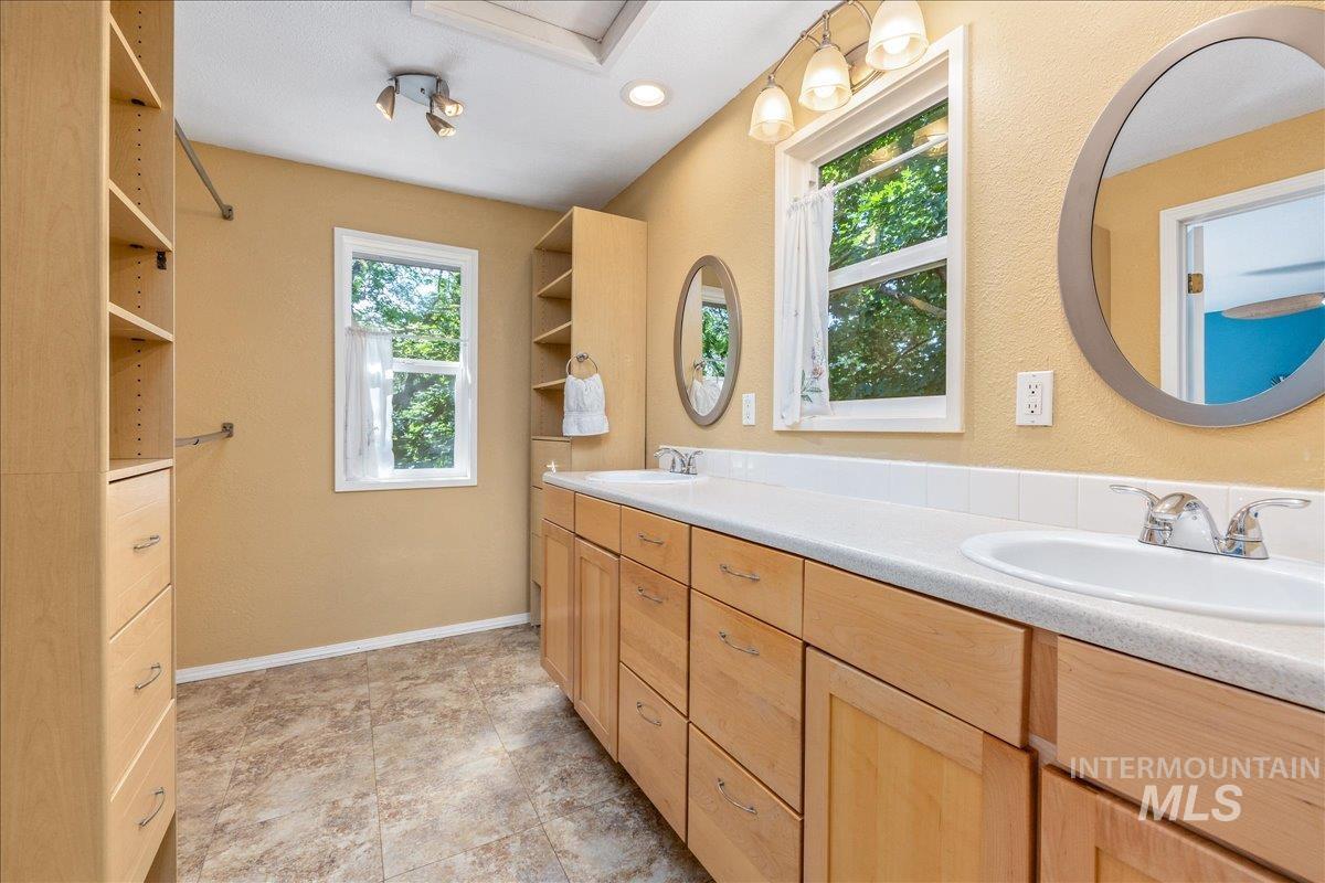 1740 E Ridgecrest Dr, Boise, Idaho 83712, 4 Bedrooms, 2.5 Bathrooms, Residential For Sale, Price $789,900,MLS 98996391