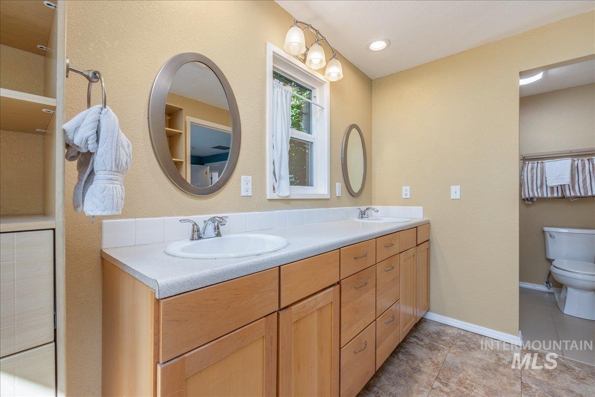 1740 E Ridgecrest Dr, Boise, Idaho 83712, 4 Bedrooms, 2.5 Bathrooms, Residential For Sale, Price $789,900,MLS 98996391