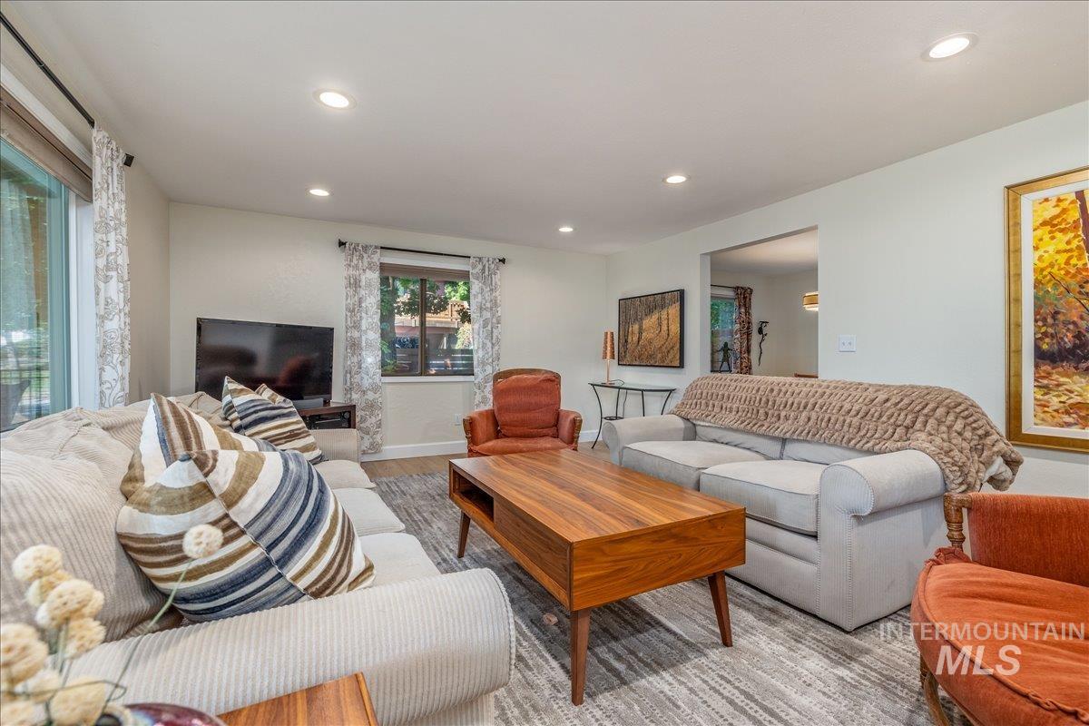 1740 E Ridgecrest Dr, Boise, Idaho 83712, 4 Bedrooms, 2.5 Bathrooms, Residential For Sale, Price $789,900,MLS 98996391