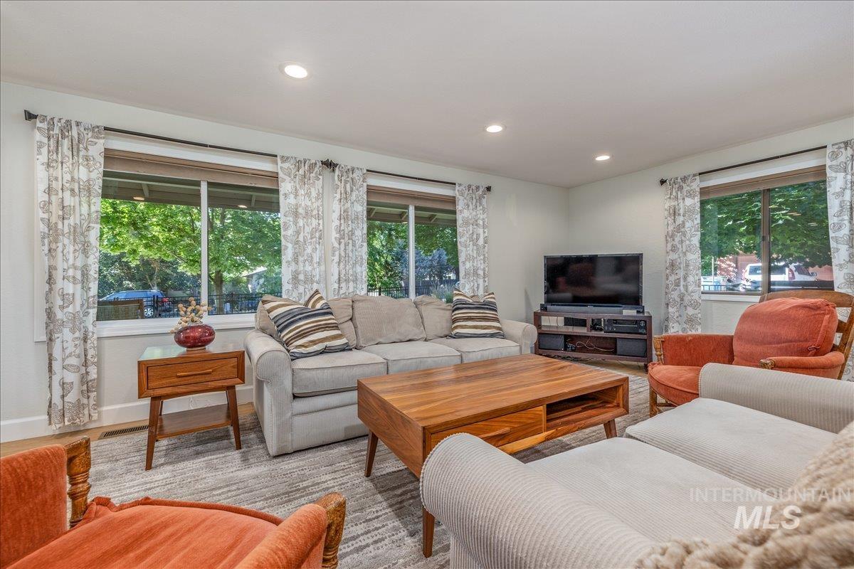 1740 E Ridgecrest Dr, Boise, Idaho 83712, 4 Bedrooms, 2.5 Bathrooms, Residential For Sale, Price $789,900,MLS 98996391
