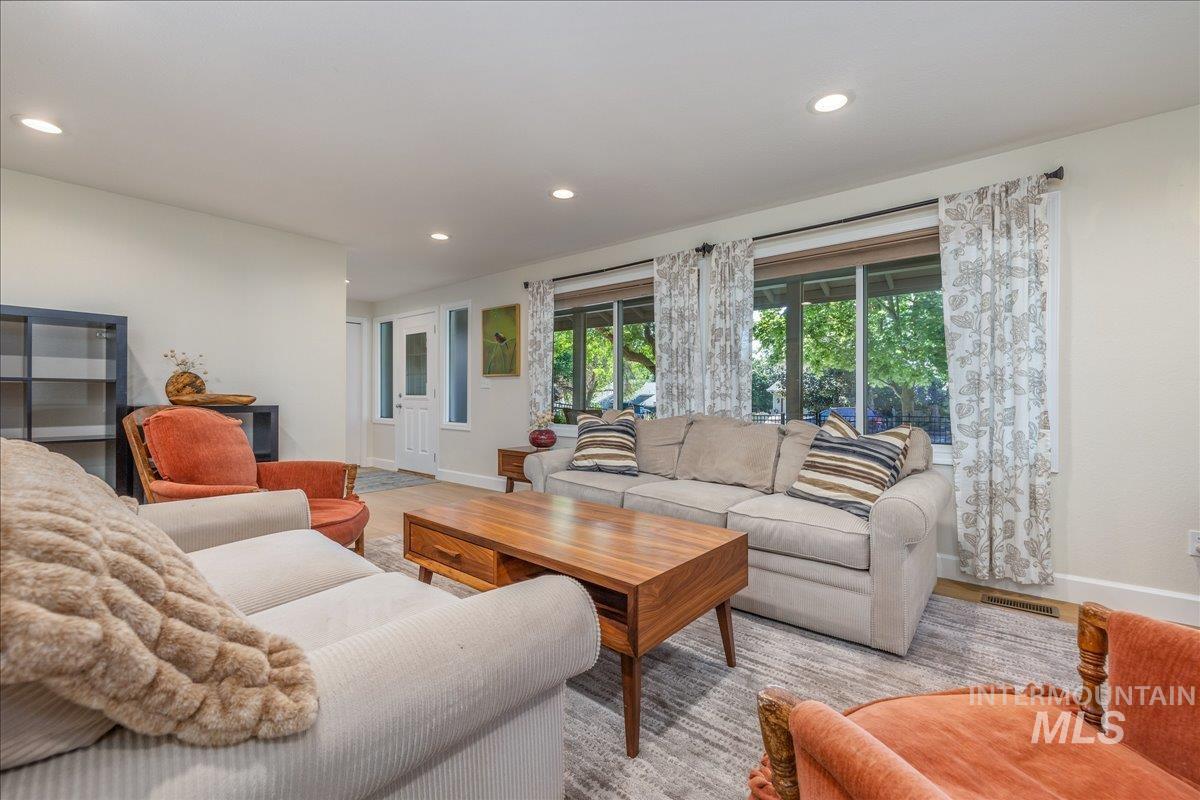 1740 E Ridgecrest Dr, Boise, Idaho 83712, 4 Bedrooms, 2.5 Bathrooms, Residential For Sale, Price $789,900,MLS 98996391