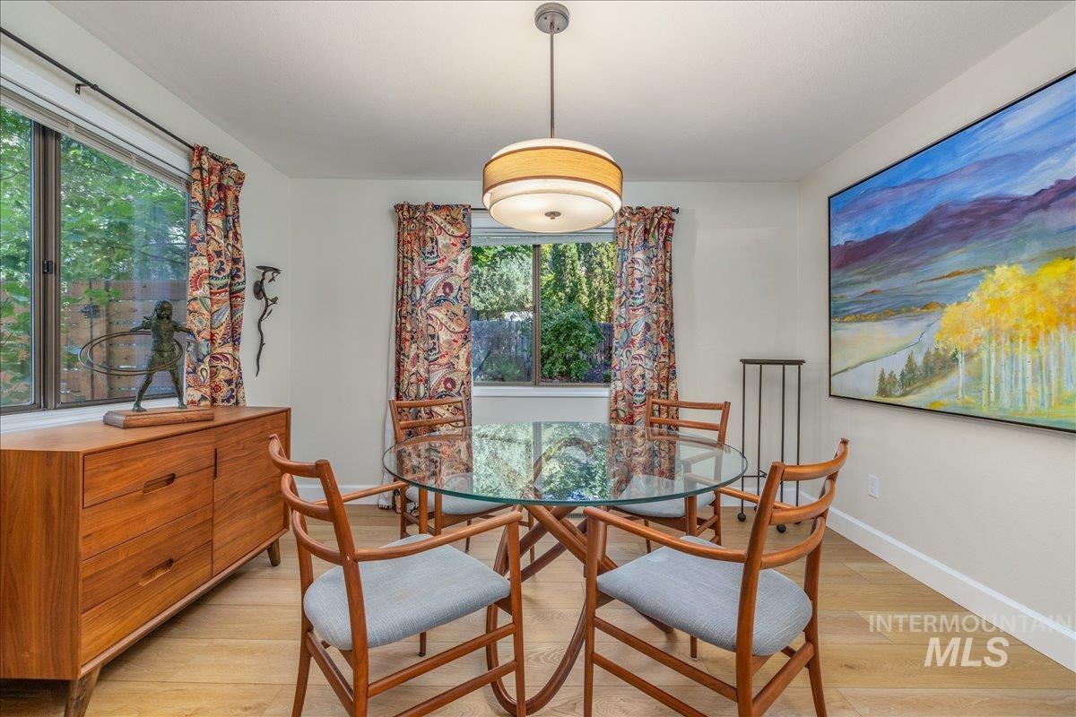1740 E Ridgecrest Dr, Boise, Idaho 83712, 4 Bedrooms, 2.5 Bathrooms, Residential For Sale, Price $789,900,MLS 98996391