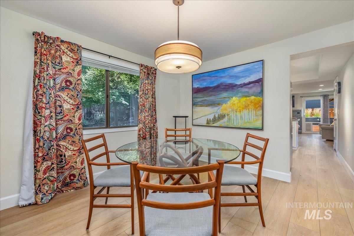1740 E Ridgecrest Dr, Boise, Idaho 83712, 4 Bedrooms, 2.5 Bathrooms, Residential For Sale, Price $789,900,MLS 98996391