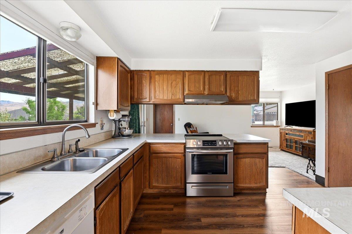 5085 S Council Bluff Way, Boise, Idaho 83716, 3 Bedrooms, 2 Bathrooms, Residential For Sale, Price $460,000, 98996406
