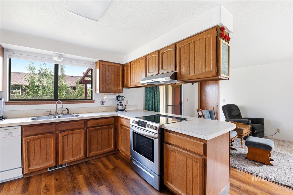 5085 S Council Bluff Way, Boise, Idaho 83716, 3 Bedrooms, 2 Bathrooms, Residential For Sale, Price $460,000, 98996406