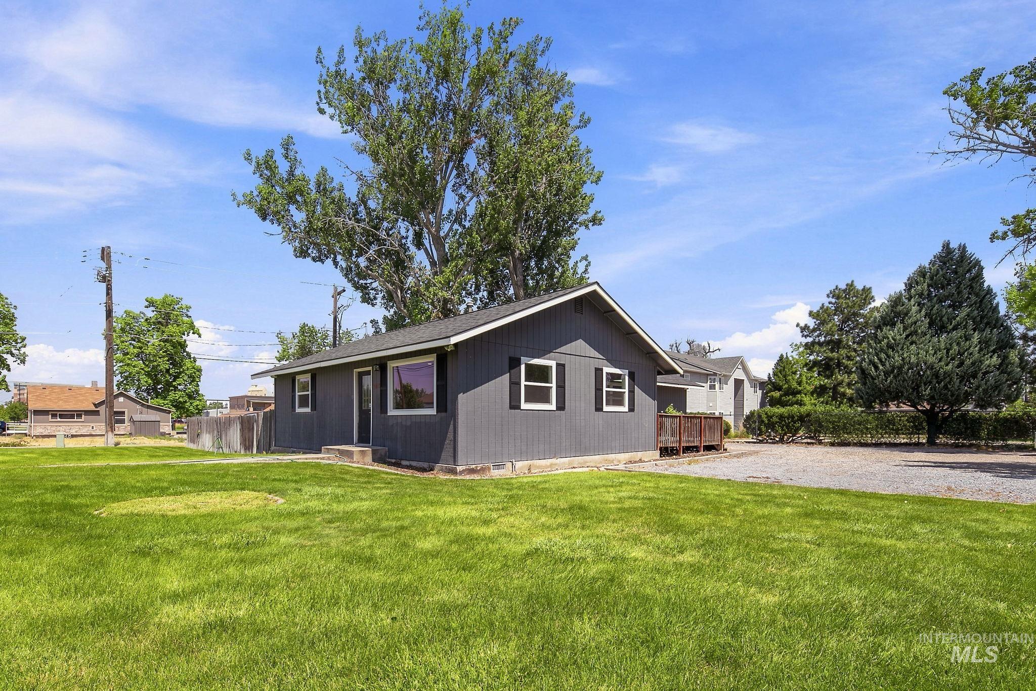 300 N Meridian Rd, Meridian, Idaho 83642, 3 Bedrooms, 6 Rooms, Business/Commercial For Sale, Price $590,000,MLS 98996408